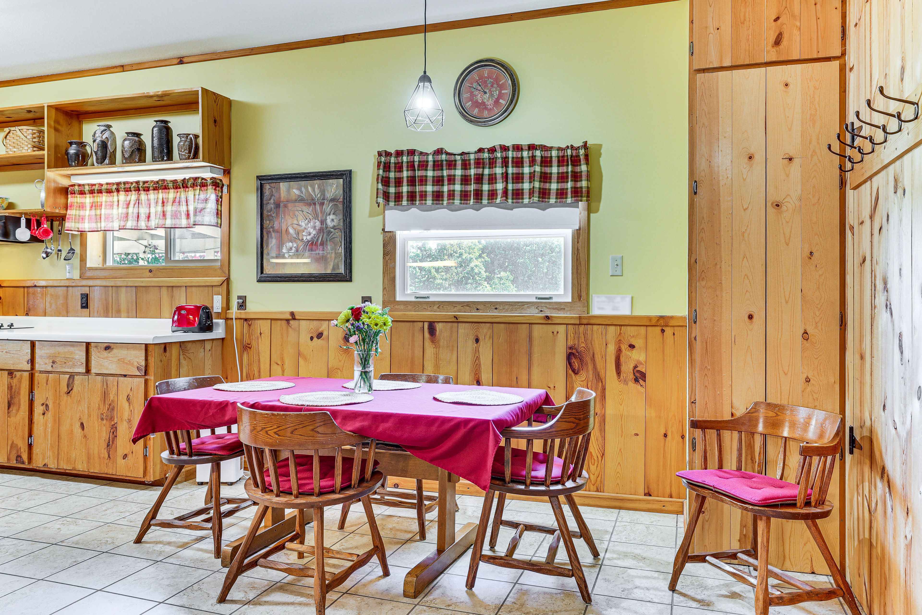 Dining Area | Dishes & Flatware Provided