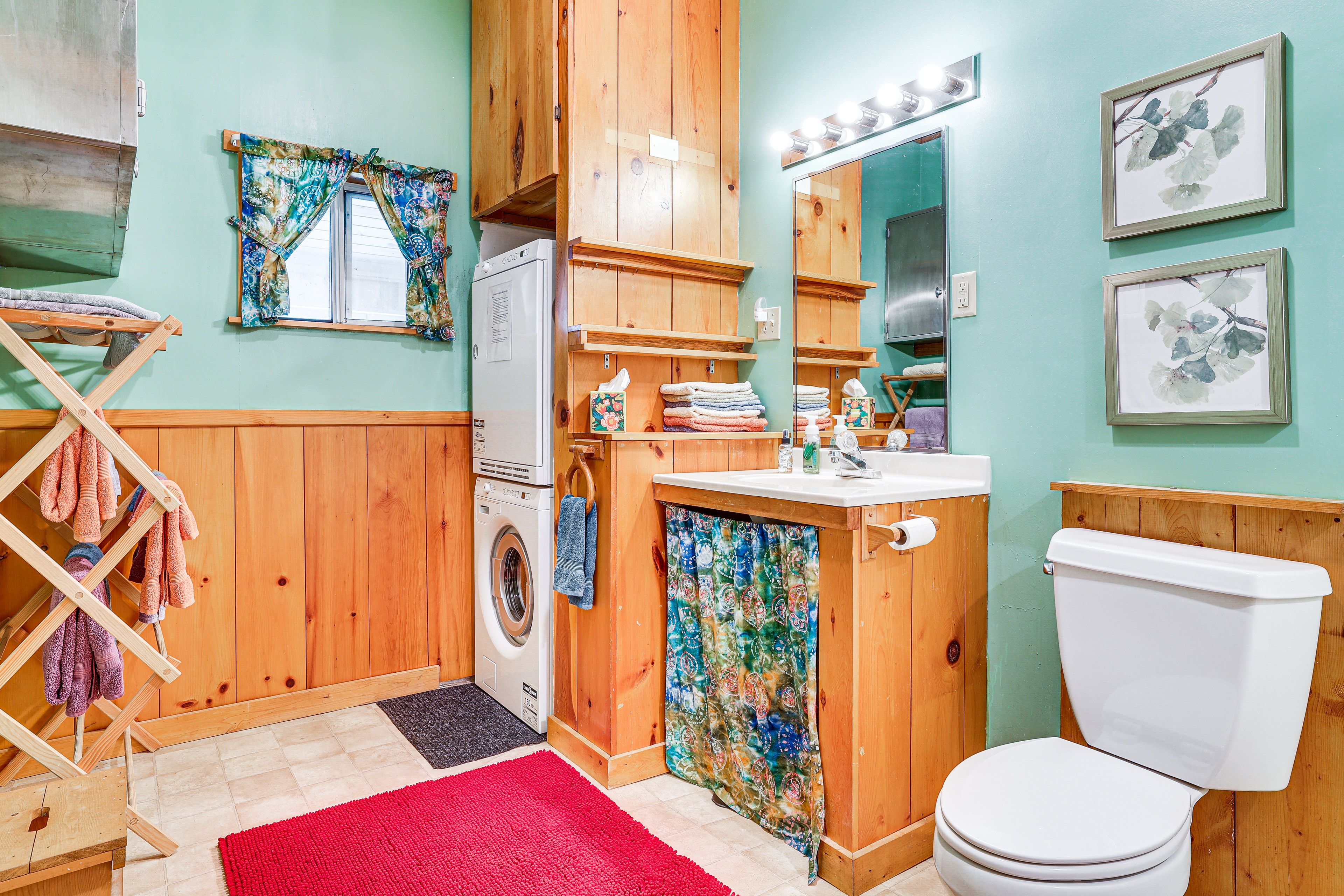 Full Bathroom | Washer & Dryer | Towels & Linens Provided