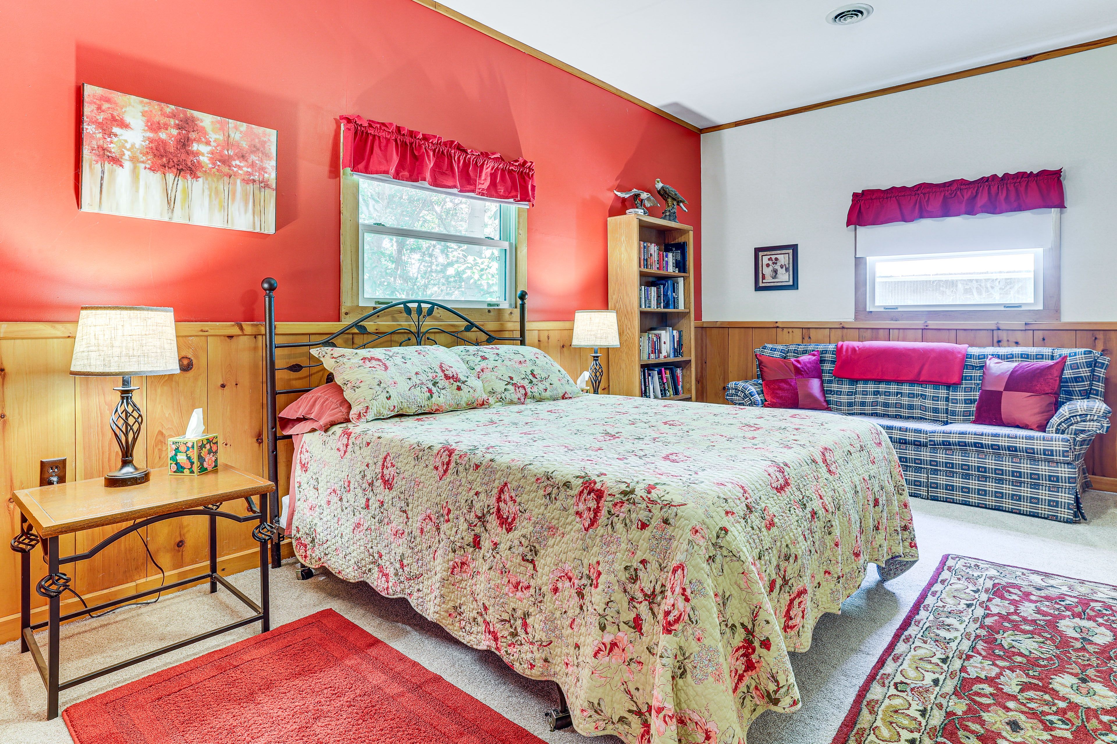 Bedroom 1 | Queen Bed