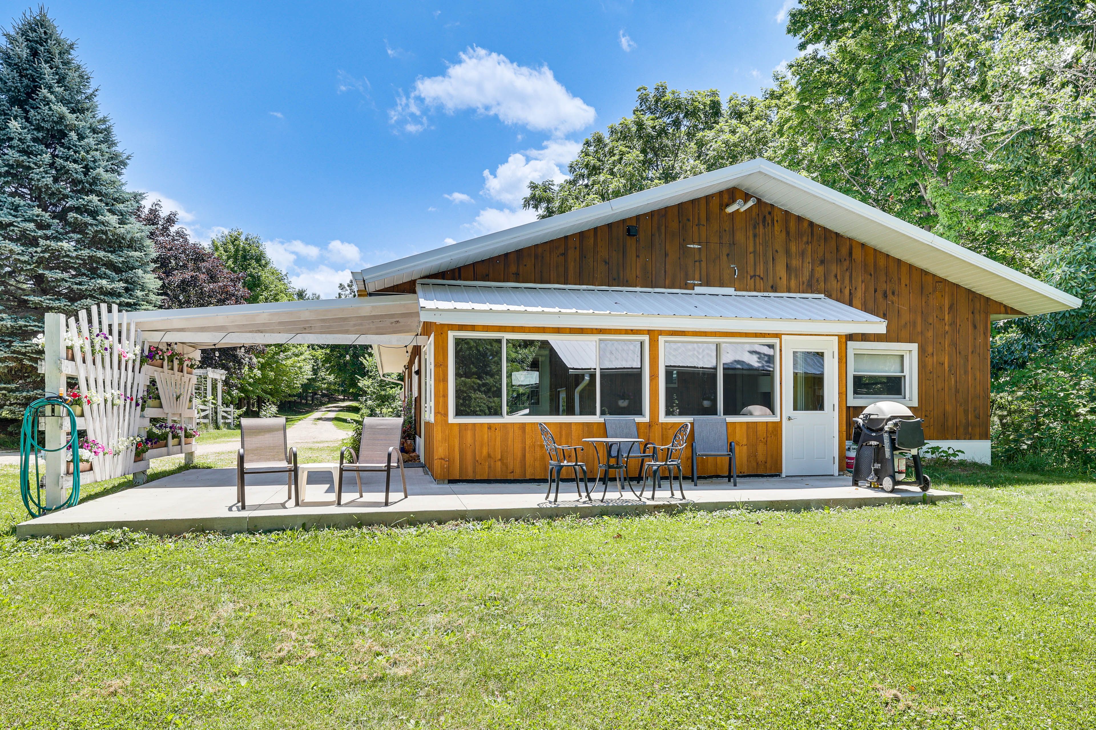 La Crescent Vacation Rental | 2BR | 1BA | 1,000 Sq Ft | Step-Free Access