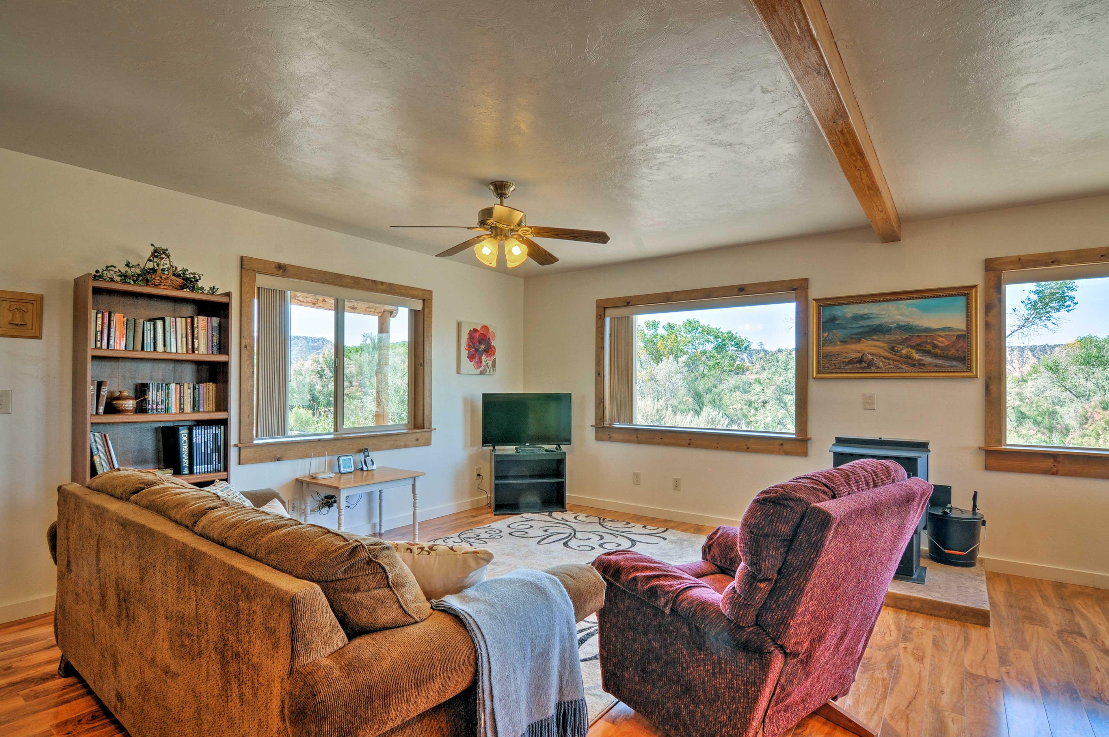 Living Room | Smart TV | Free WiFi | Pellet Stove | Open Floor Plan