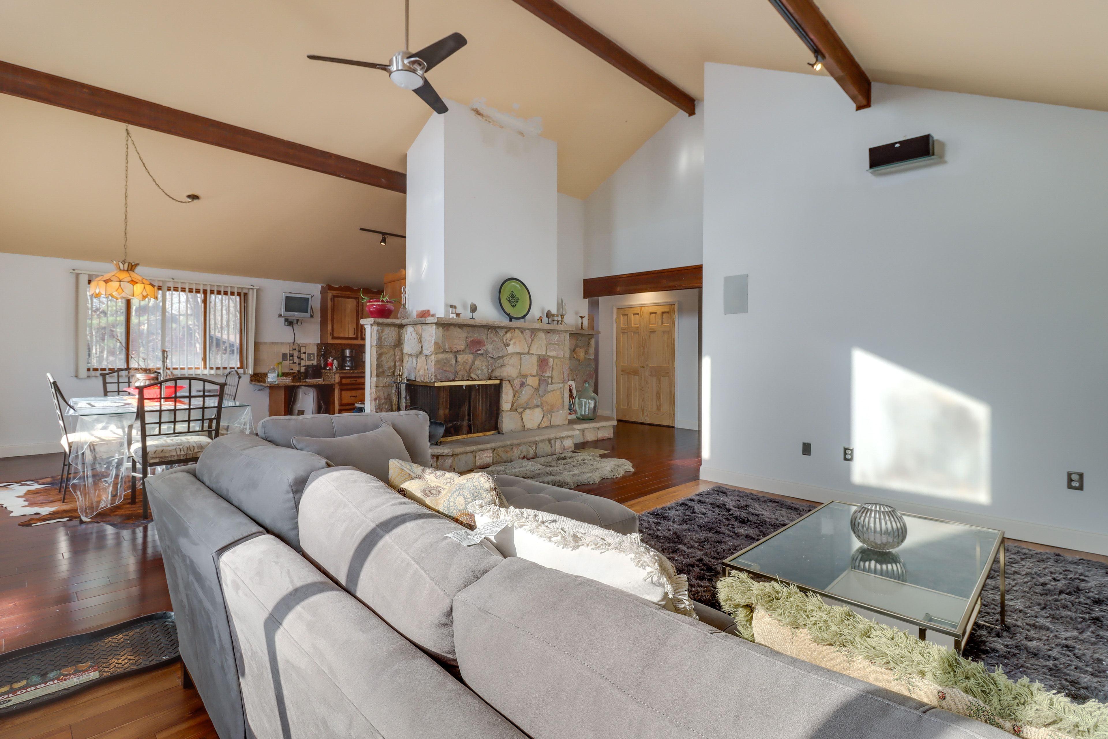Living Room | Open Floor Plan | Free WiFi | Central A/C & Heating
