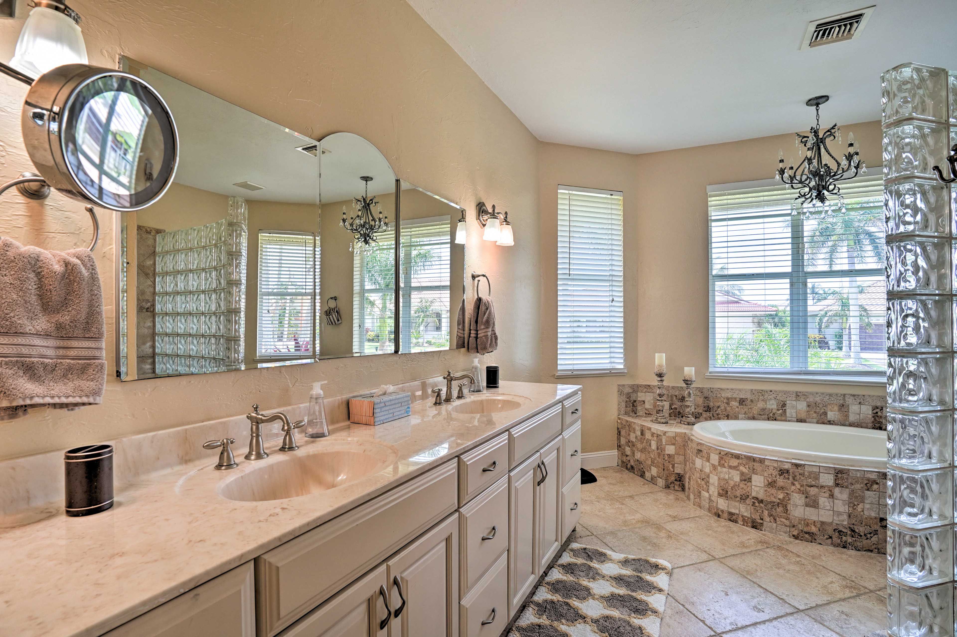 En-Suite Bathroom | Towels & Linens Provided