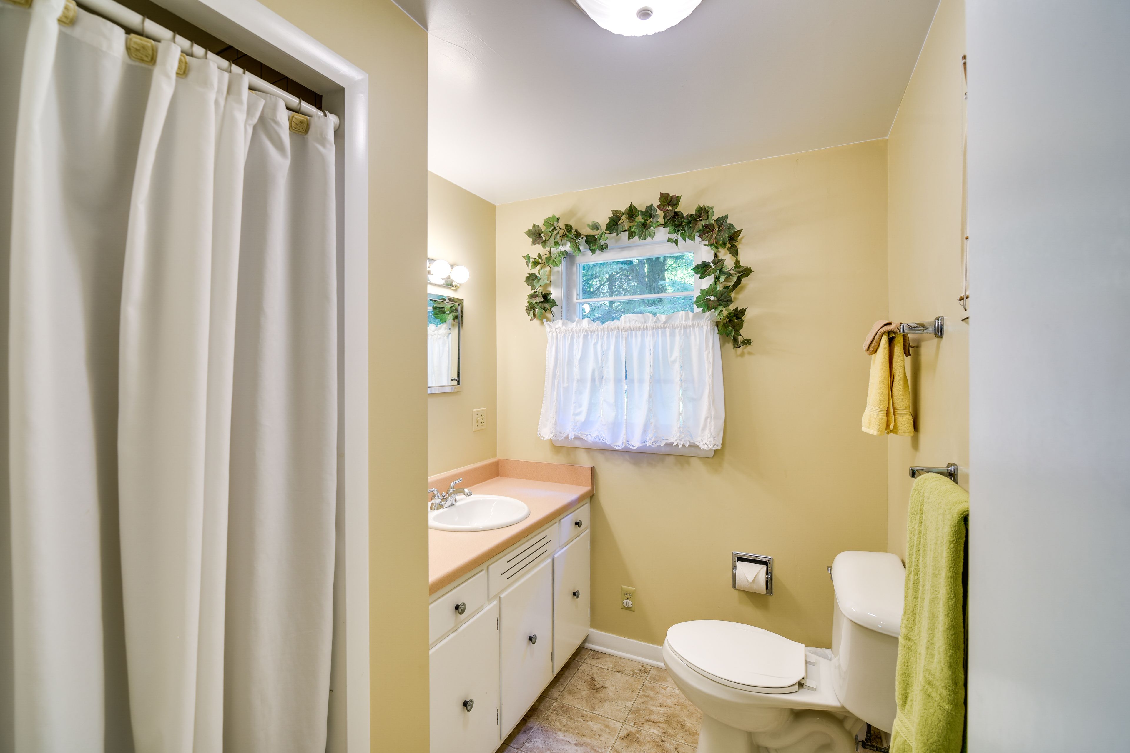 Full Bathroom | Complimentary Toiletries