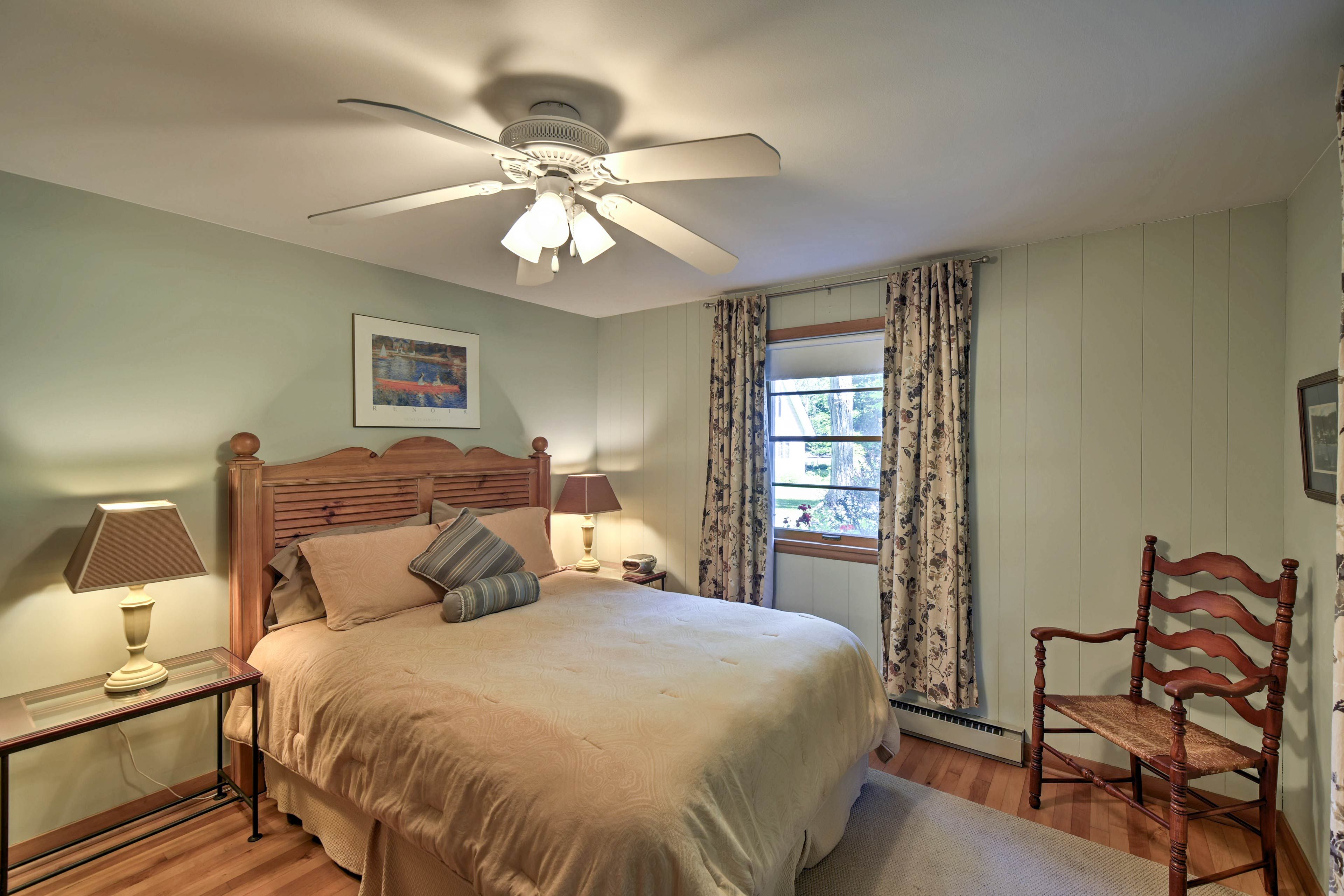 Bedroom 1 | Queen Bed | Linens & Towels