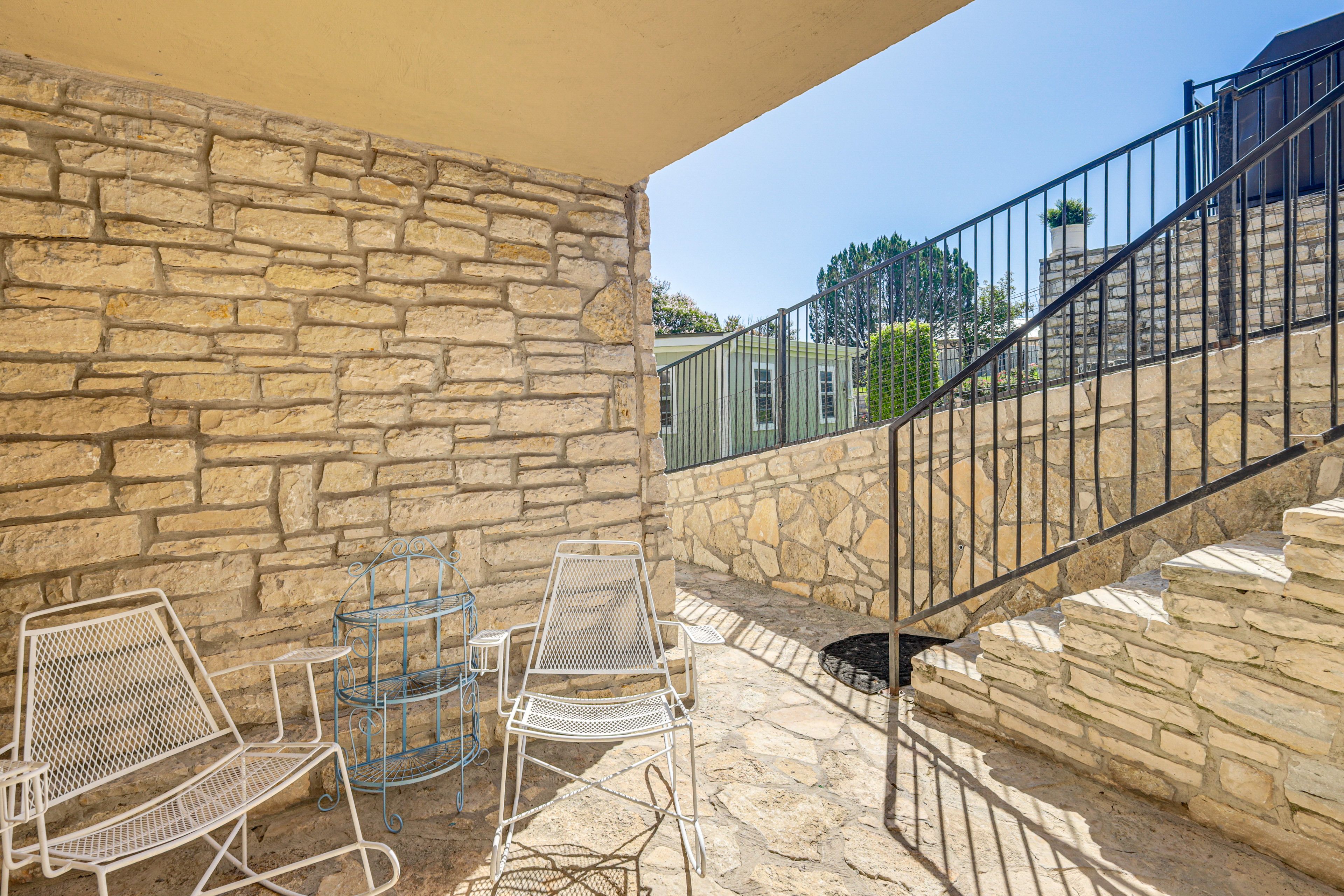 Private Patio | Patio Furniture | Lighting