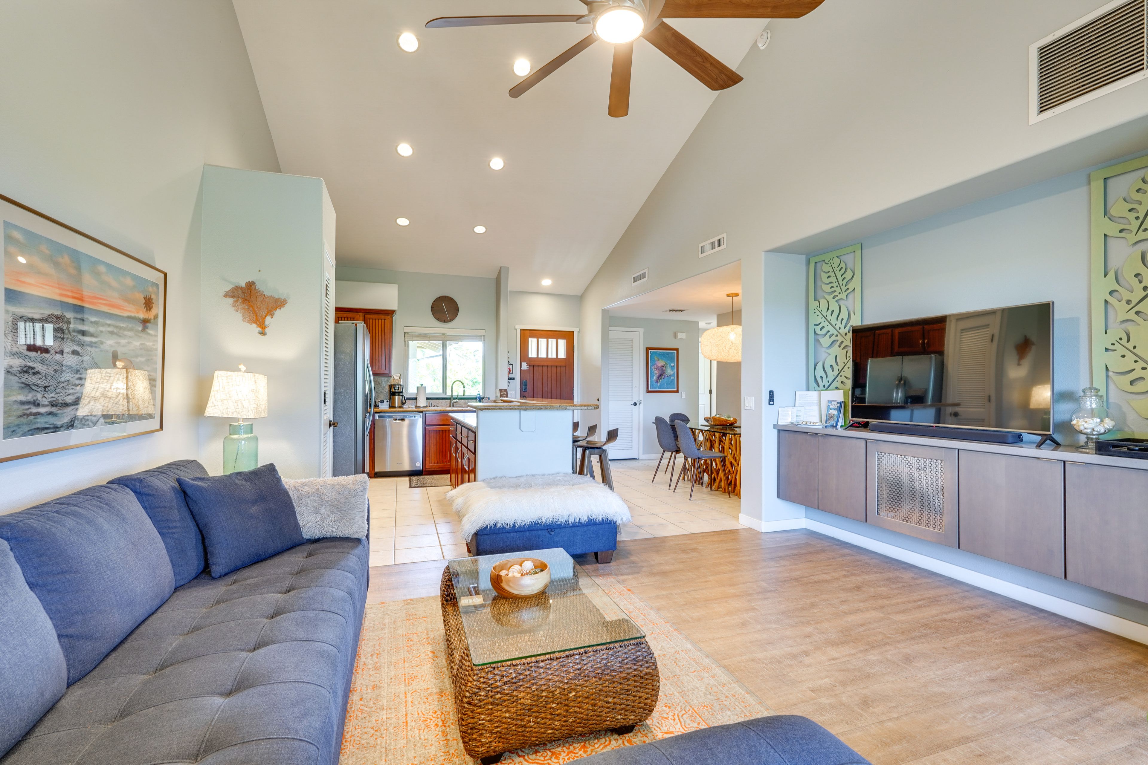 Living Room | Free WiFi | Central A/C | Cable TV