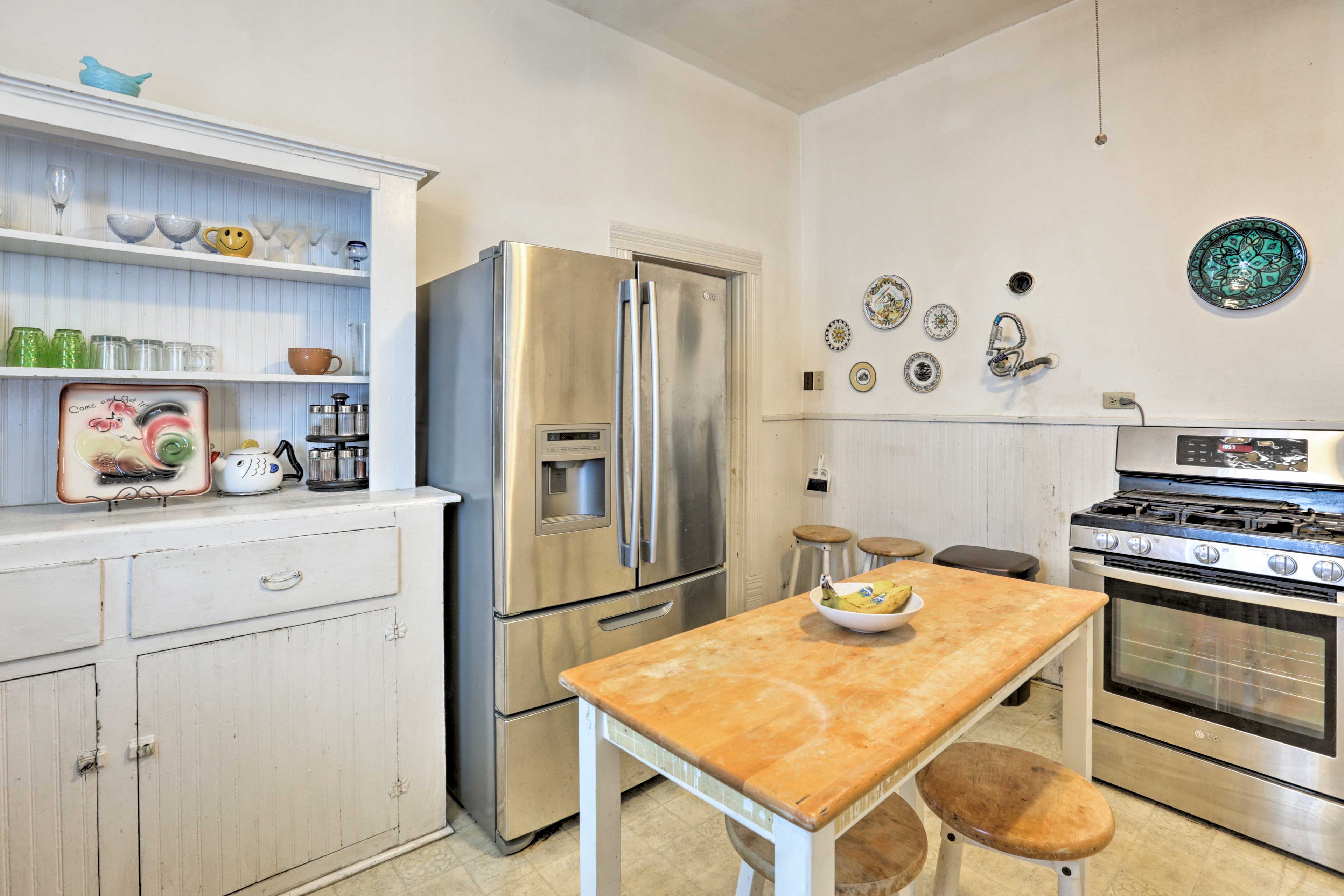 The well-equipped kitchen includes a stainless steel fridge & oven.
