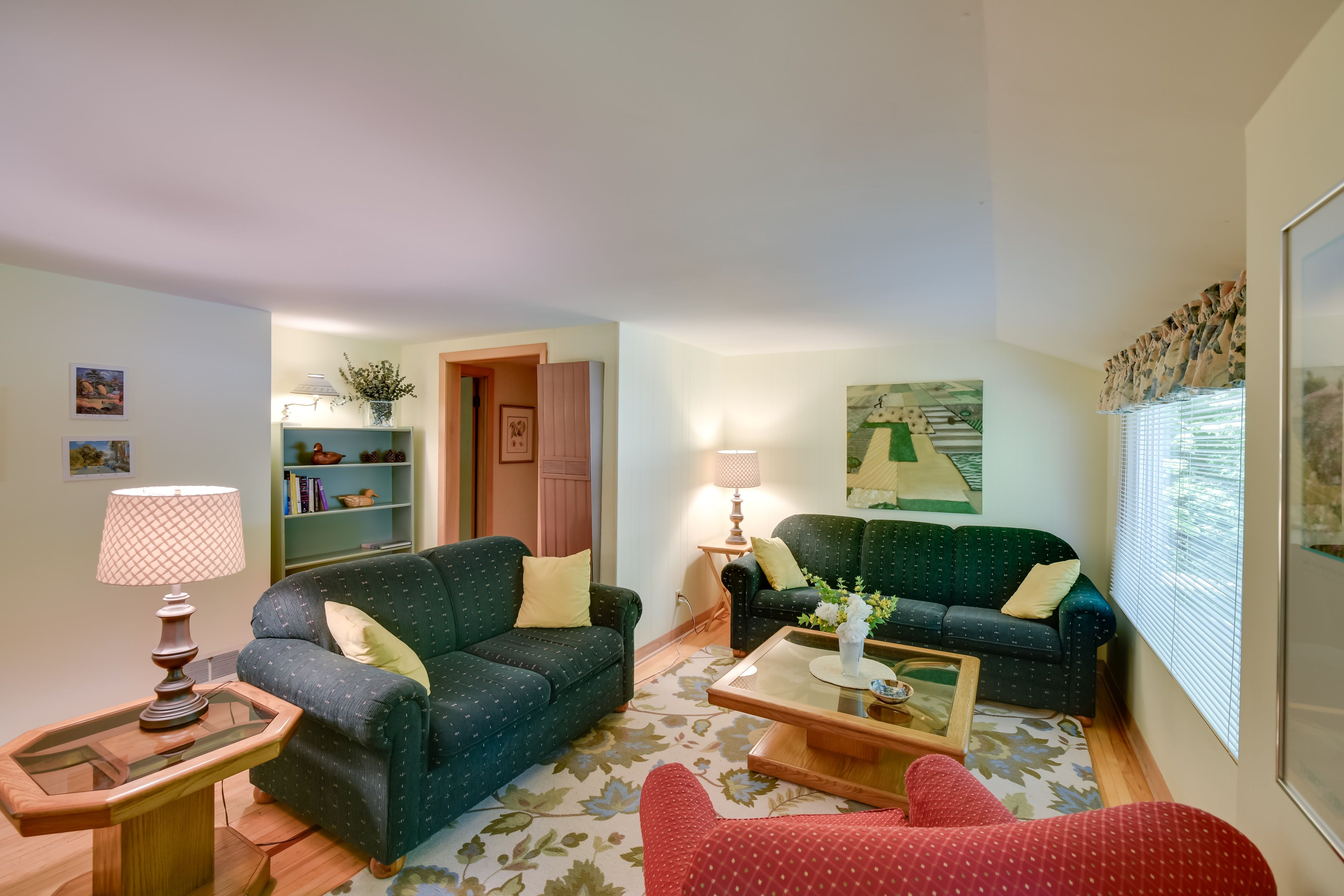 Living Room | Free WiFi | Cable TV | Central A/C