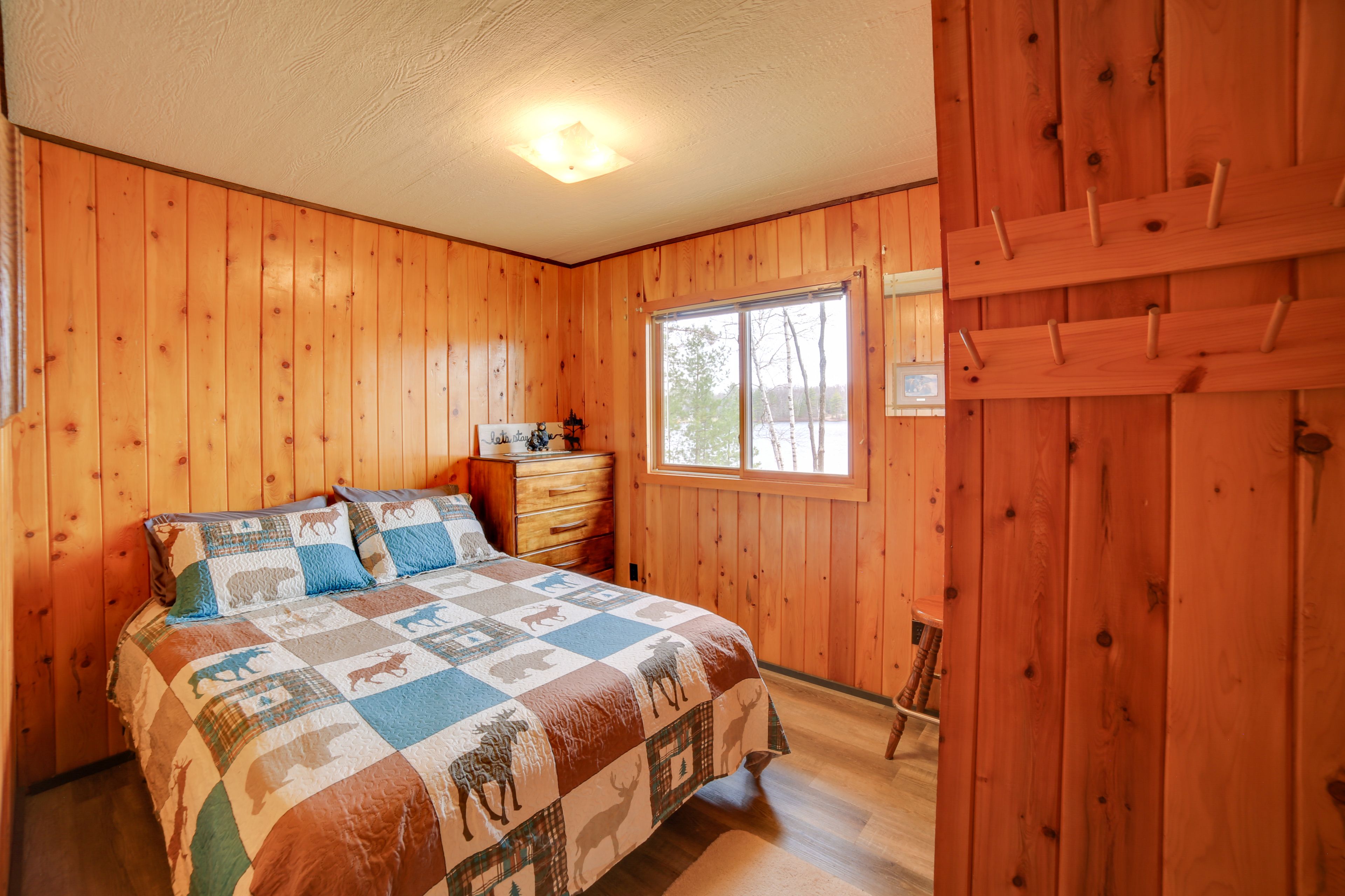 Bedroom 1 | Queen Bed