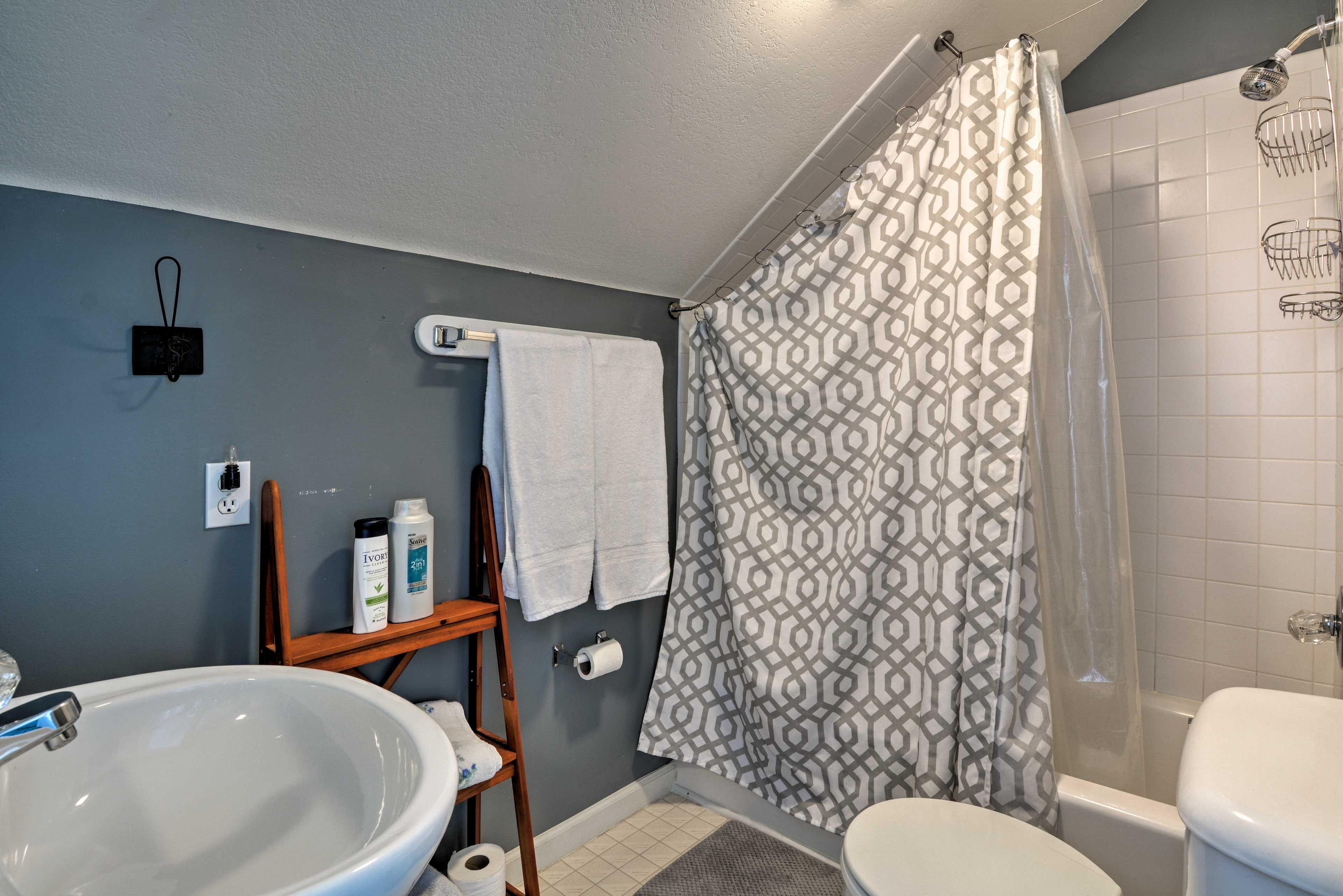 En-Suite Bathroom | Towels Provided