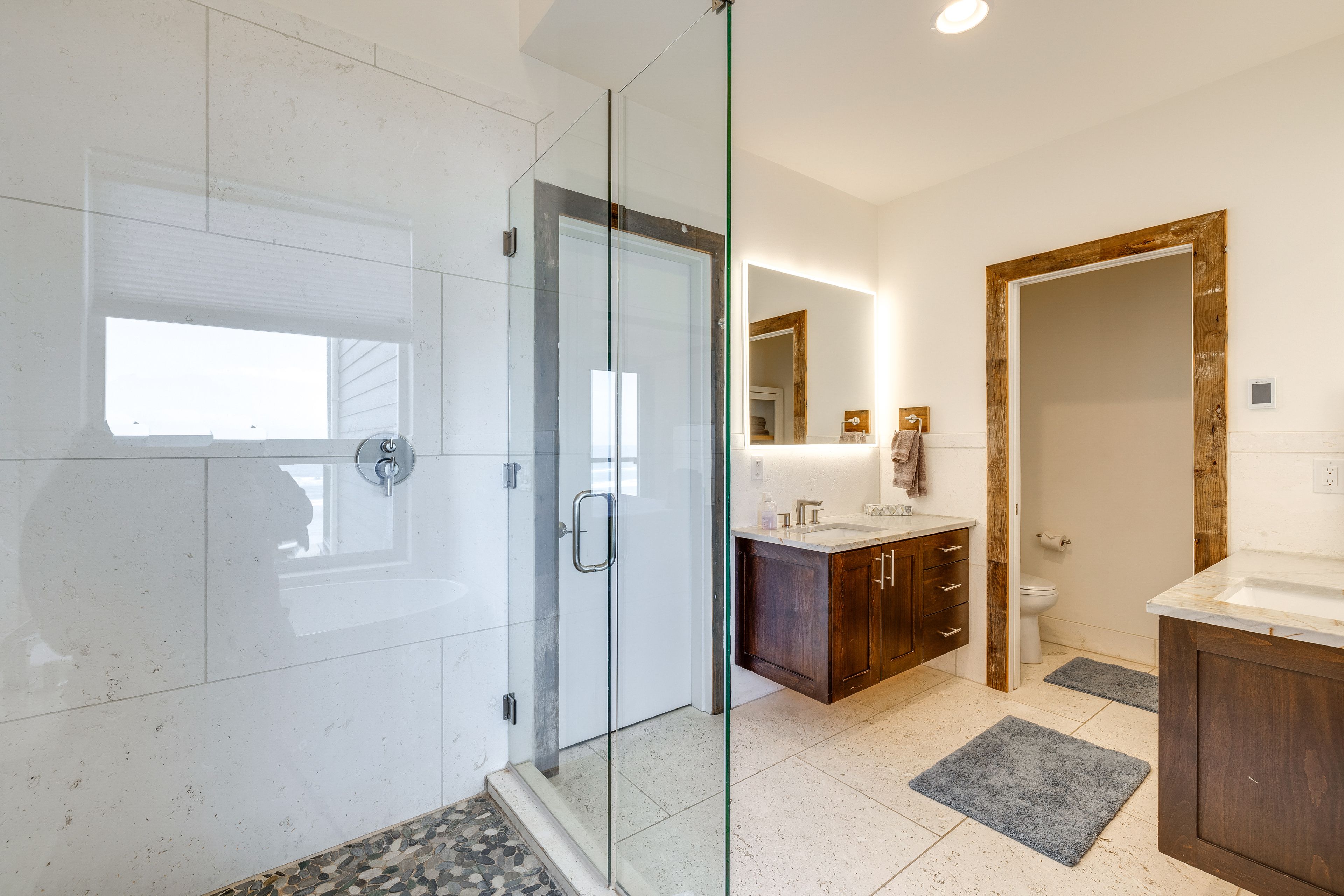 Full Bathroom | Towels Provided