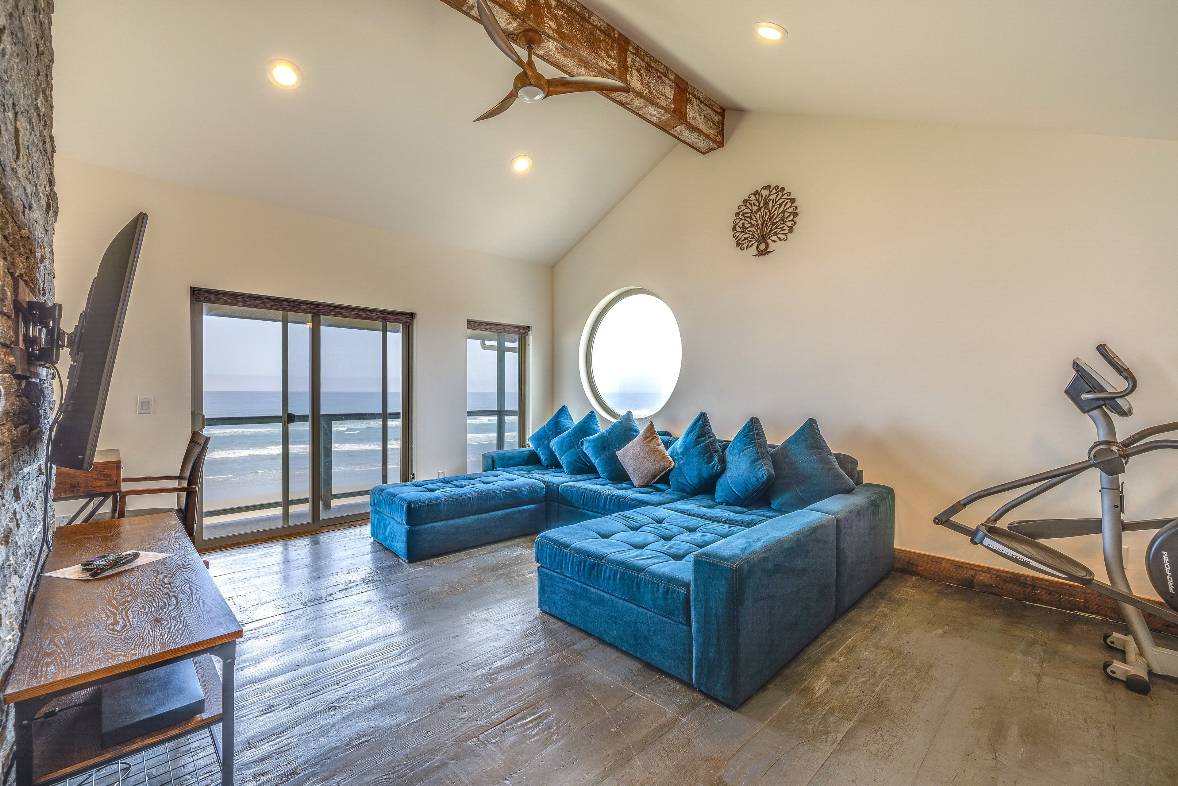 Loft | Queen Sleeper Sectional | 55' Smart TV | Deck Access