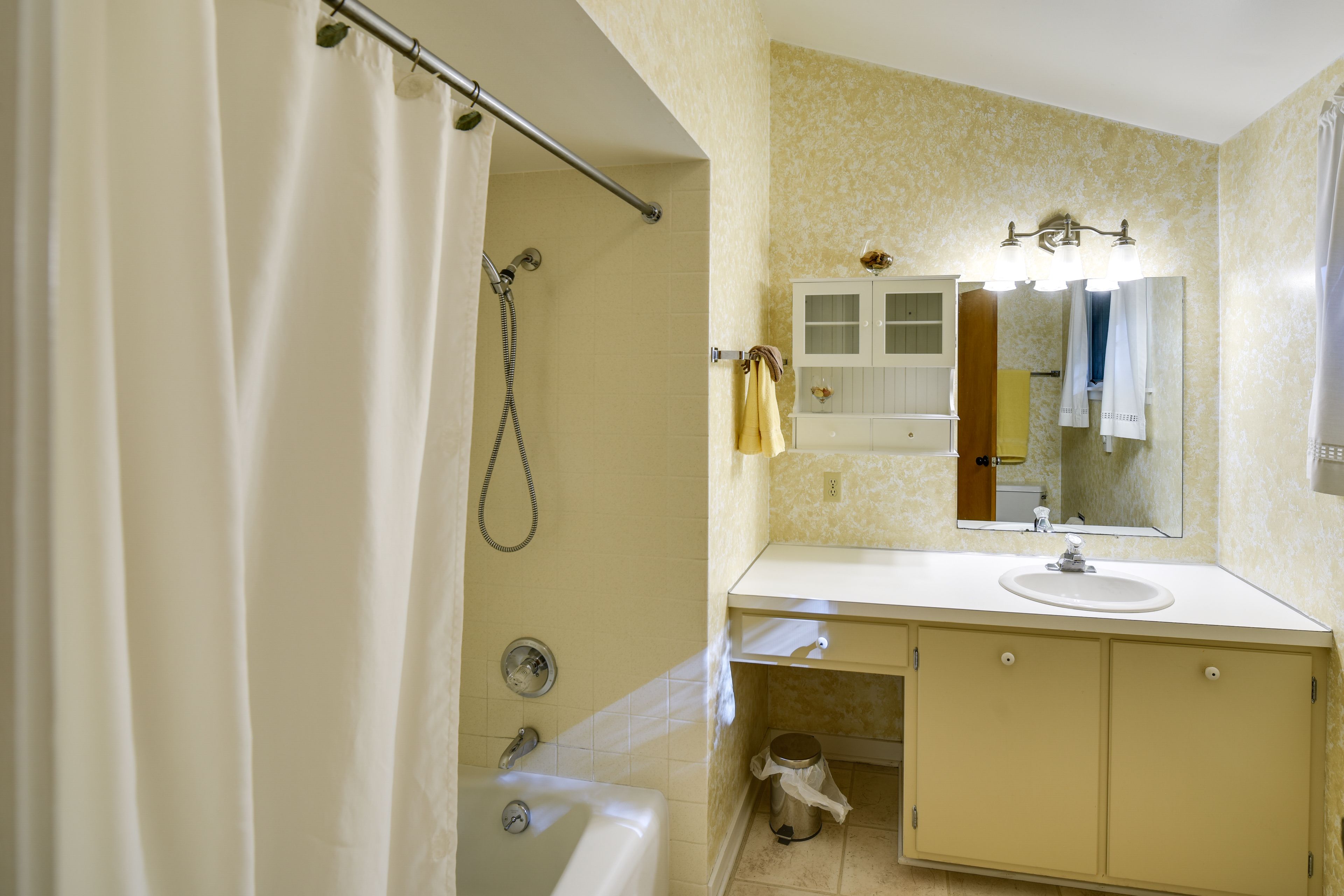 Full Bathroom | Complimentary Toiletries
