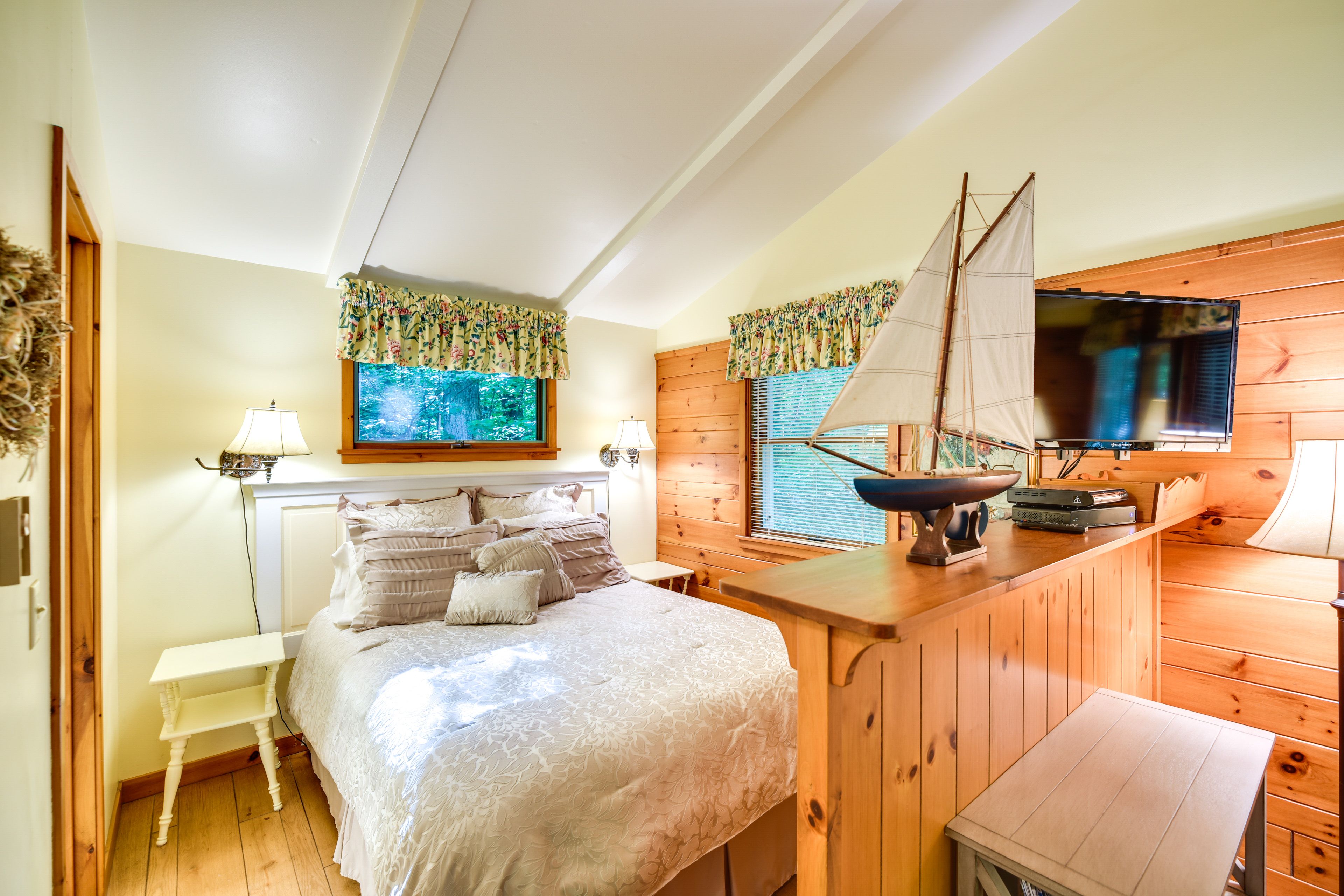 Studio | Queen Bed | Linens & Towels Provided