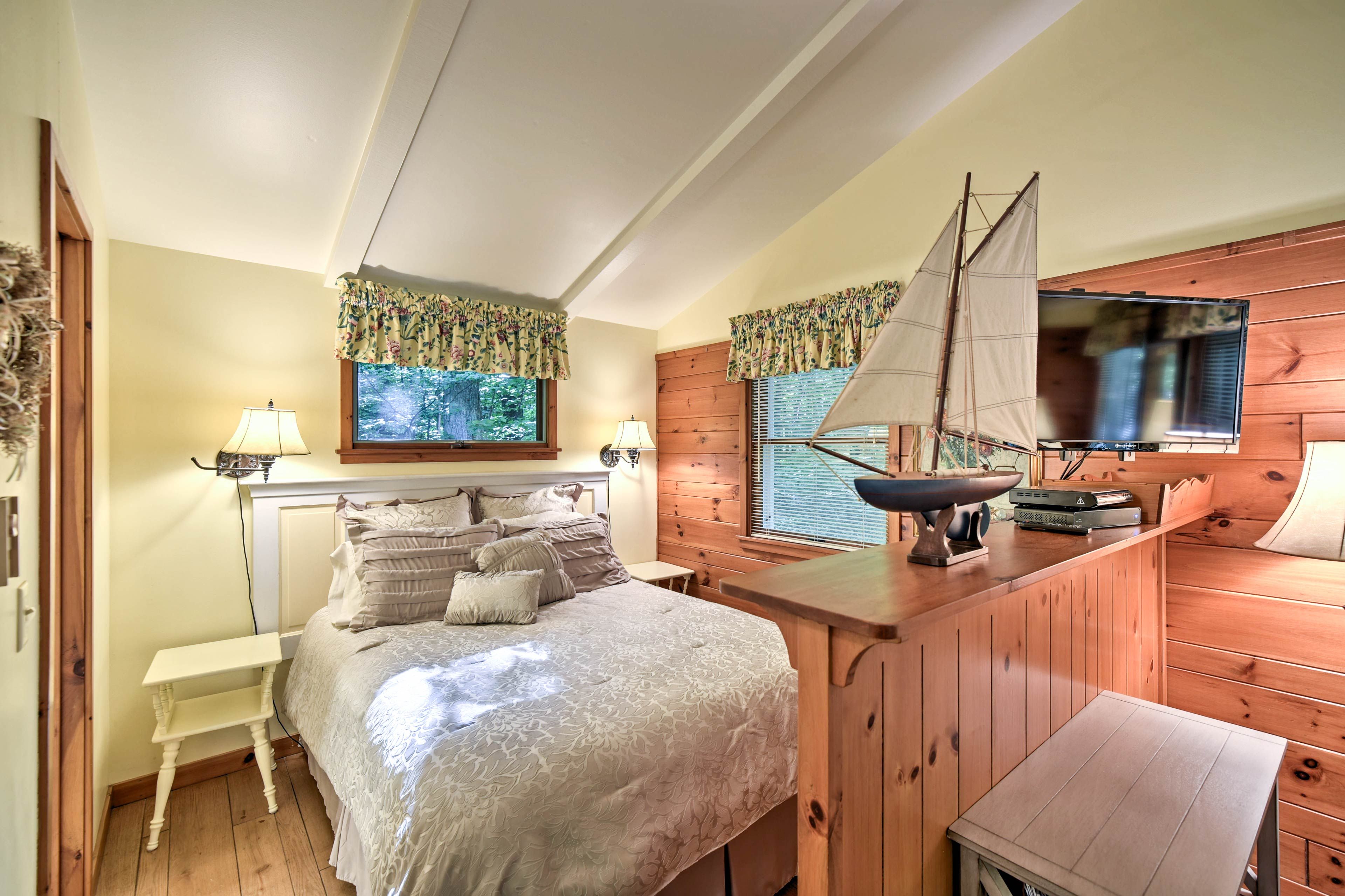 Studio | Queen Bed | Linens & Towels Provided