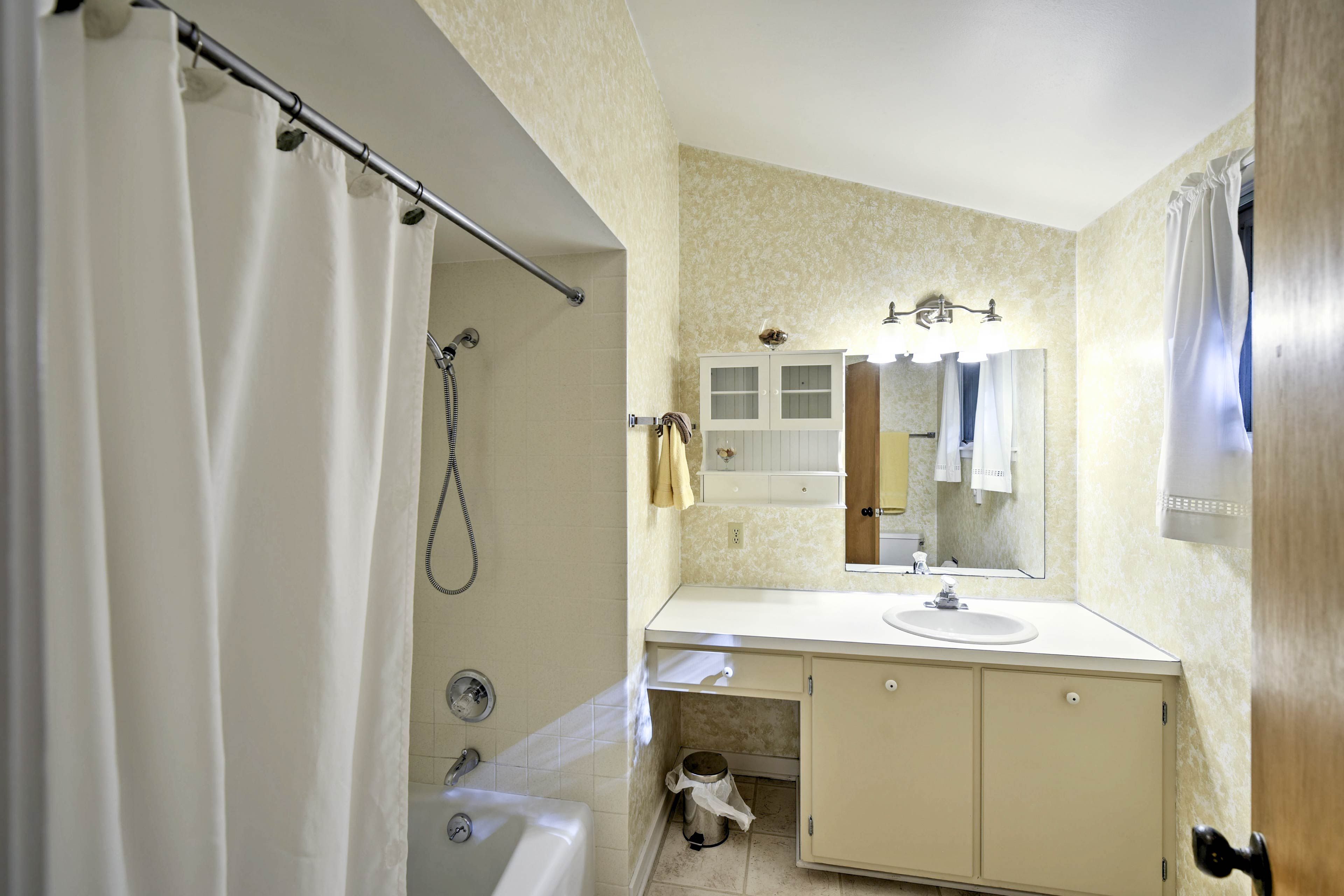 Full Bathroom | Complimentary Toiletries