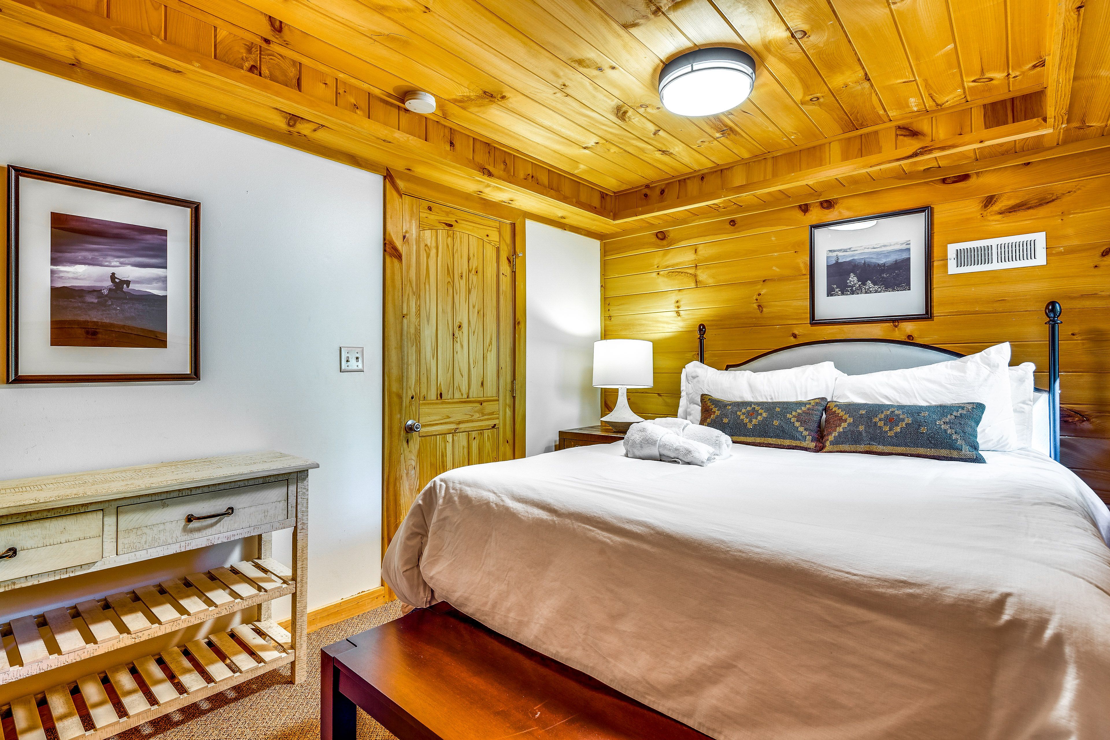 Bedroom 4 | Queen Bed