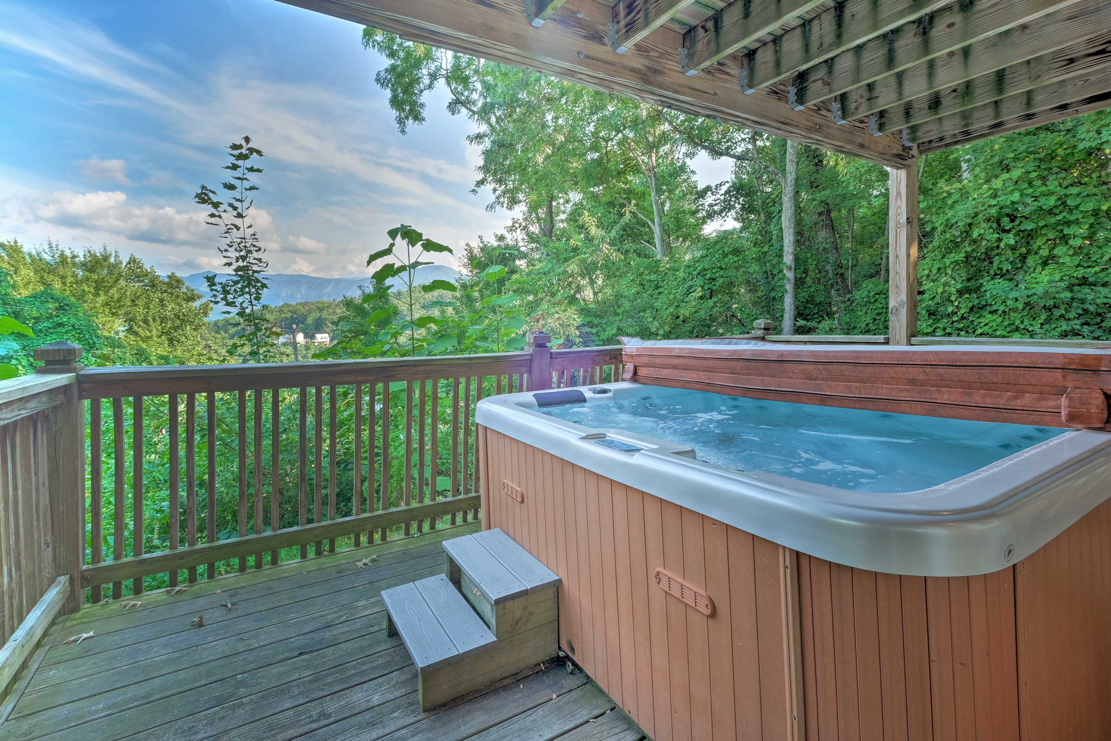 The cabin sleeps 8 travelers and boasts Mt. LeConte views and a private hot tub.
