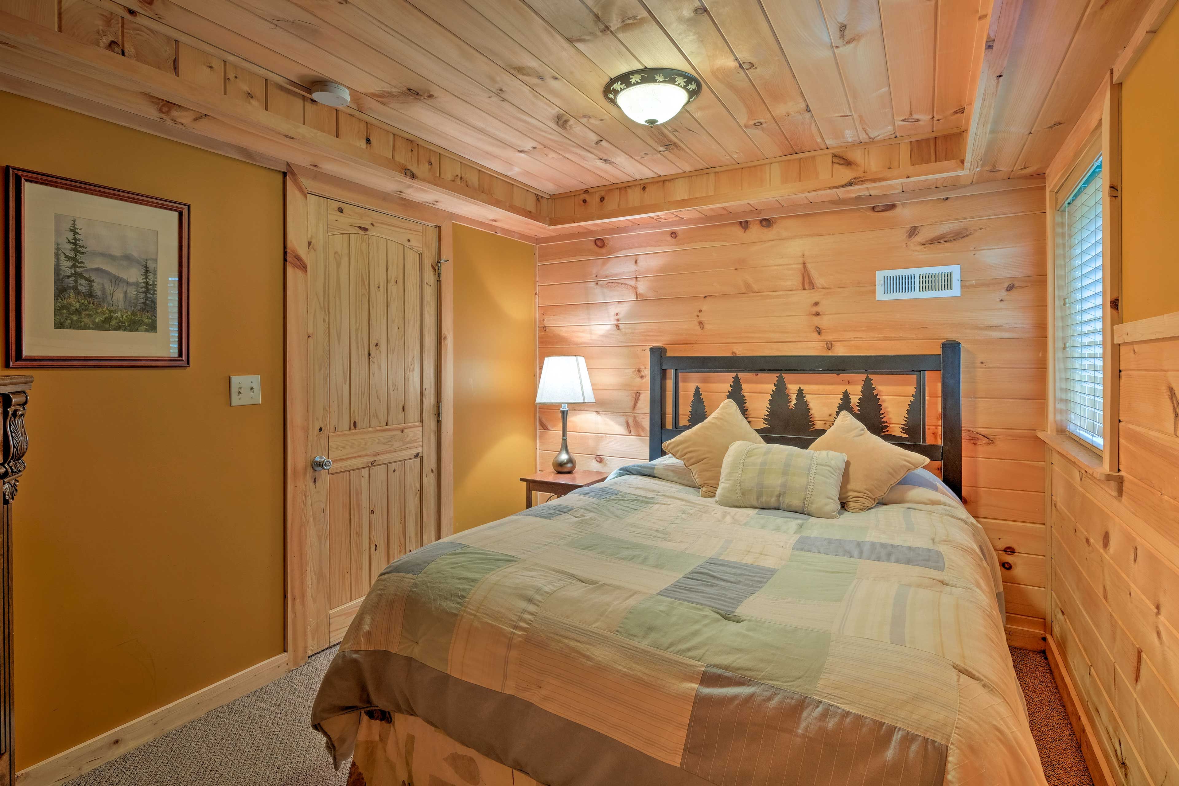 The fourth bedroom is decorated with pine motifs and natural tones.
