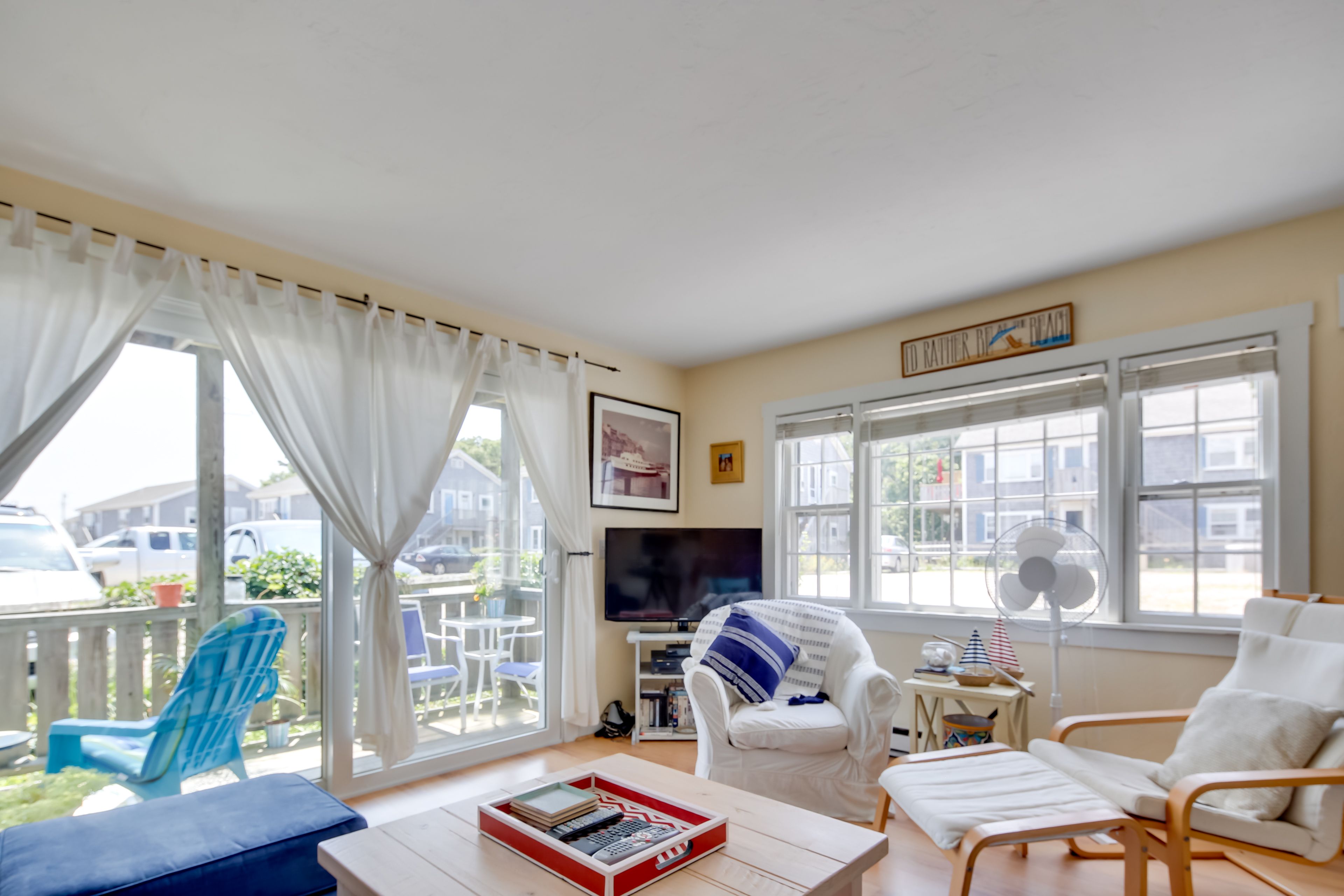 Living Room | Free WiFi | Cable TV | Central A/C