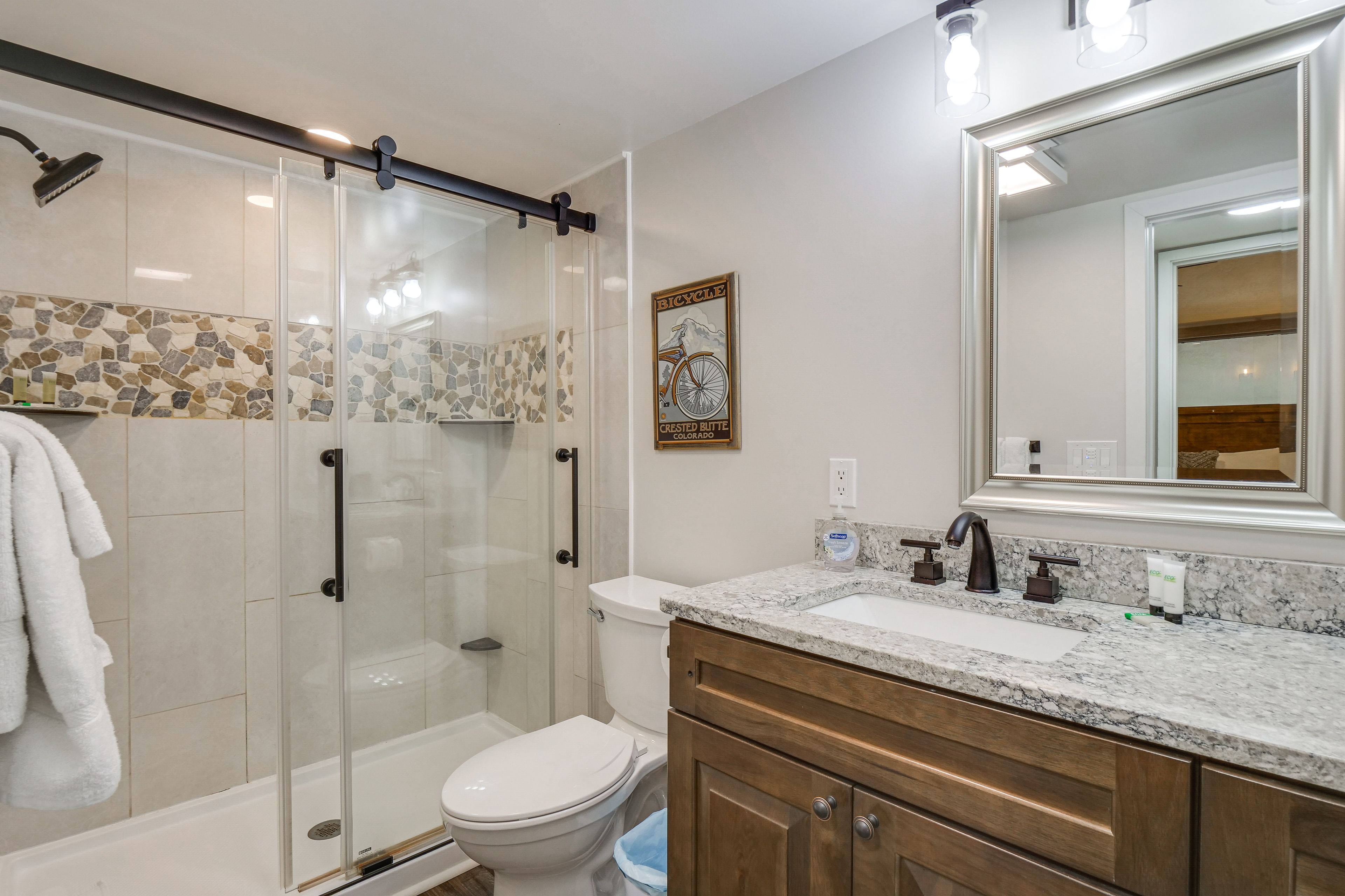 Full Bathroom | Towels & Linens Provided | 2nd Floor