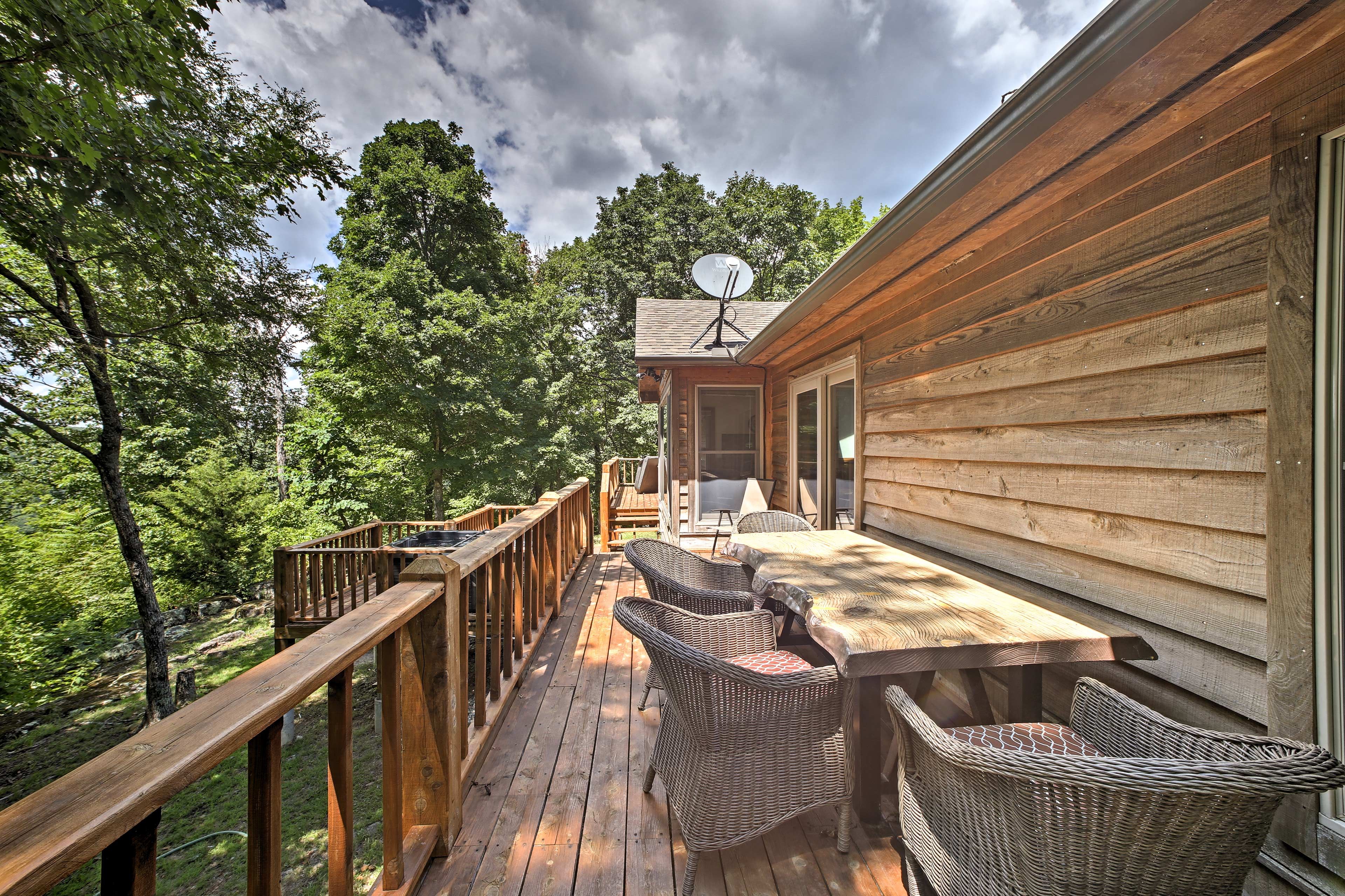 Serve dinner at the outdoor dining table!