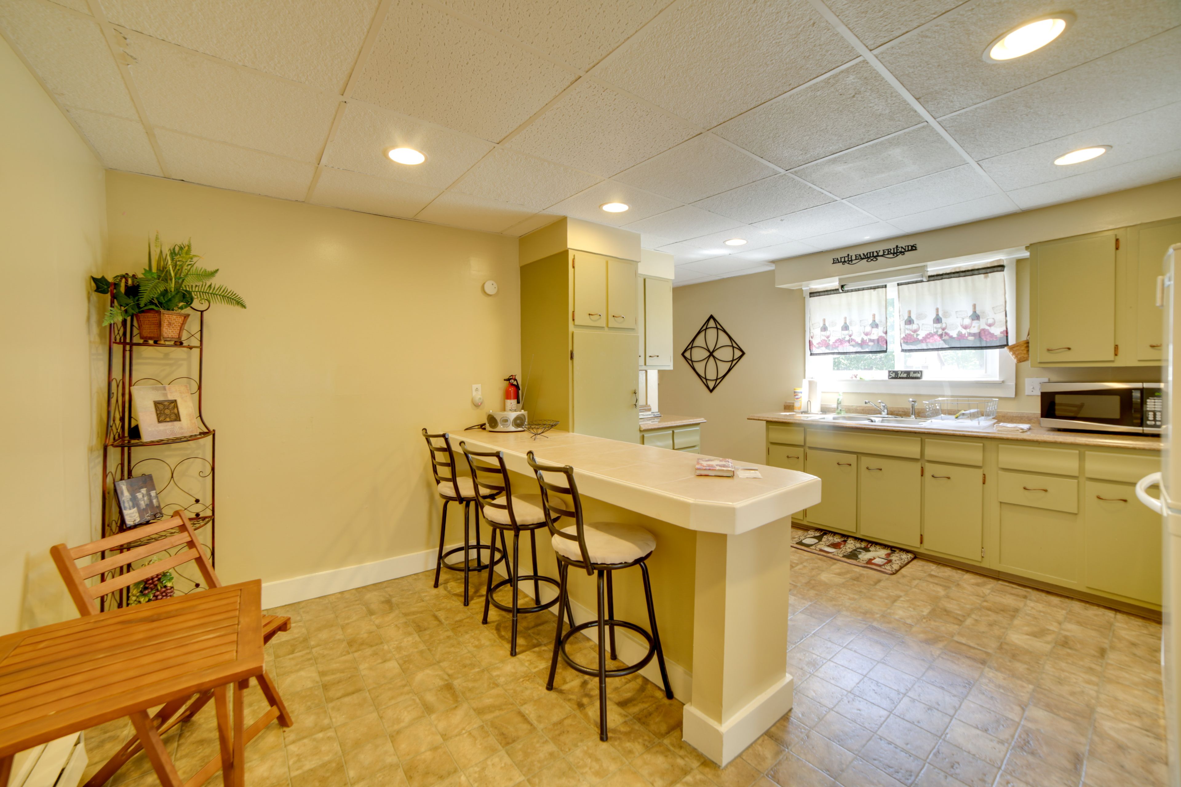 Kitchen | Cooking Basics | Dining Area | Dishes & Flatware Provided