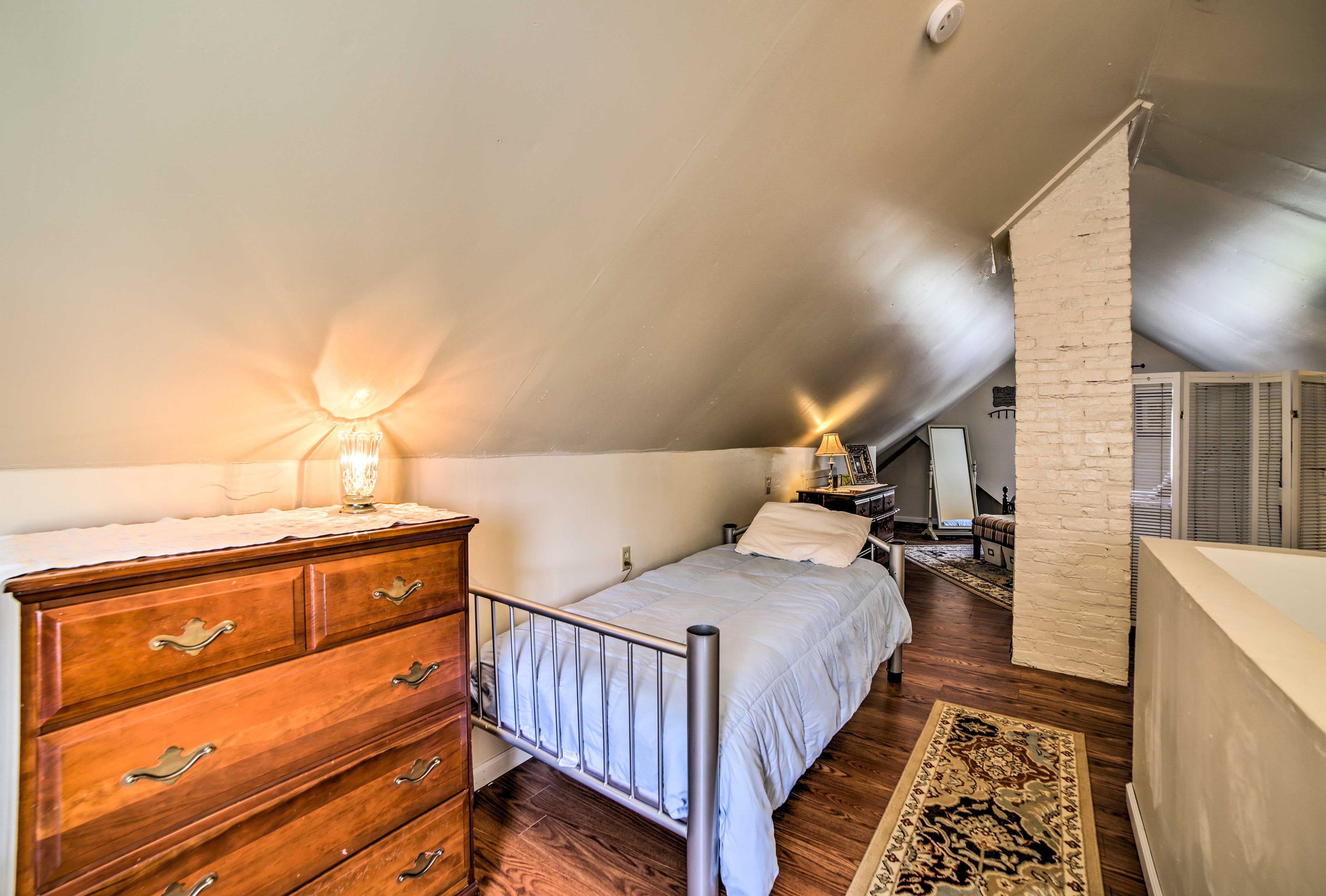 Bedroom 1 | Queen Bed | 2 Twin Beds