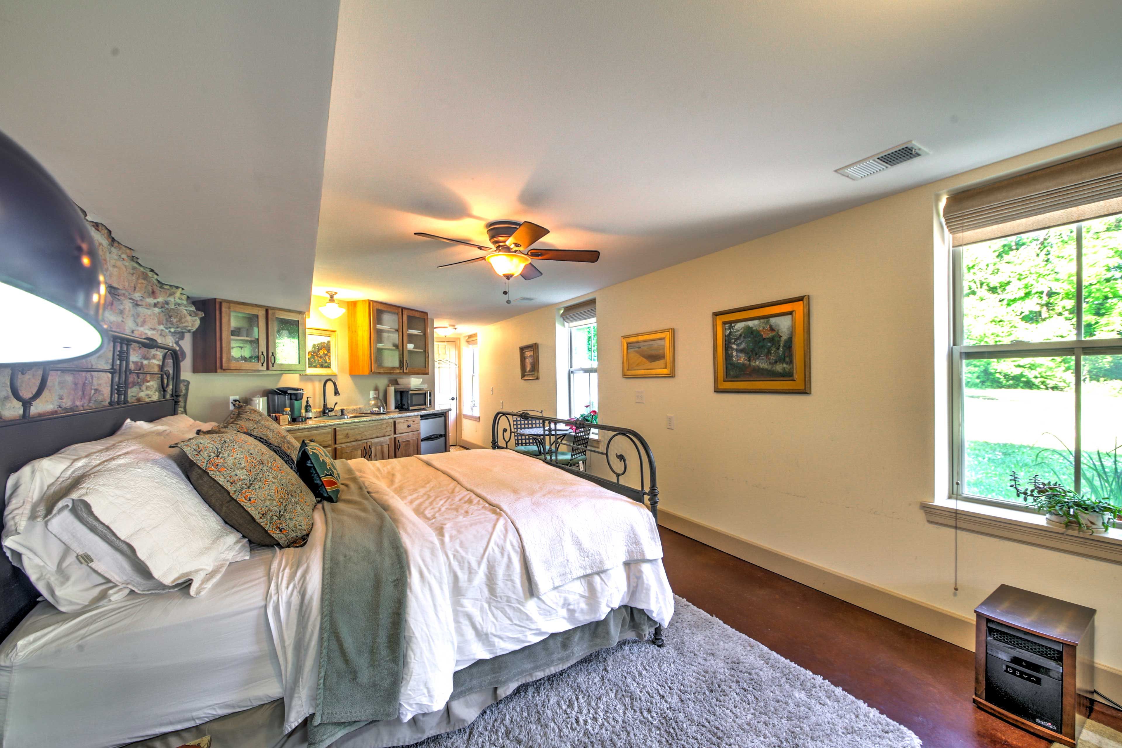 Studio | King Bed | Linens Provided