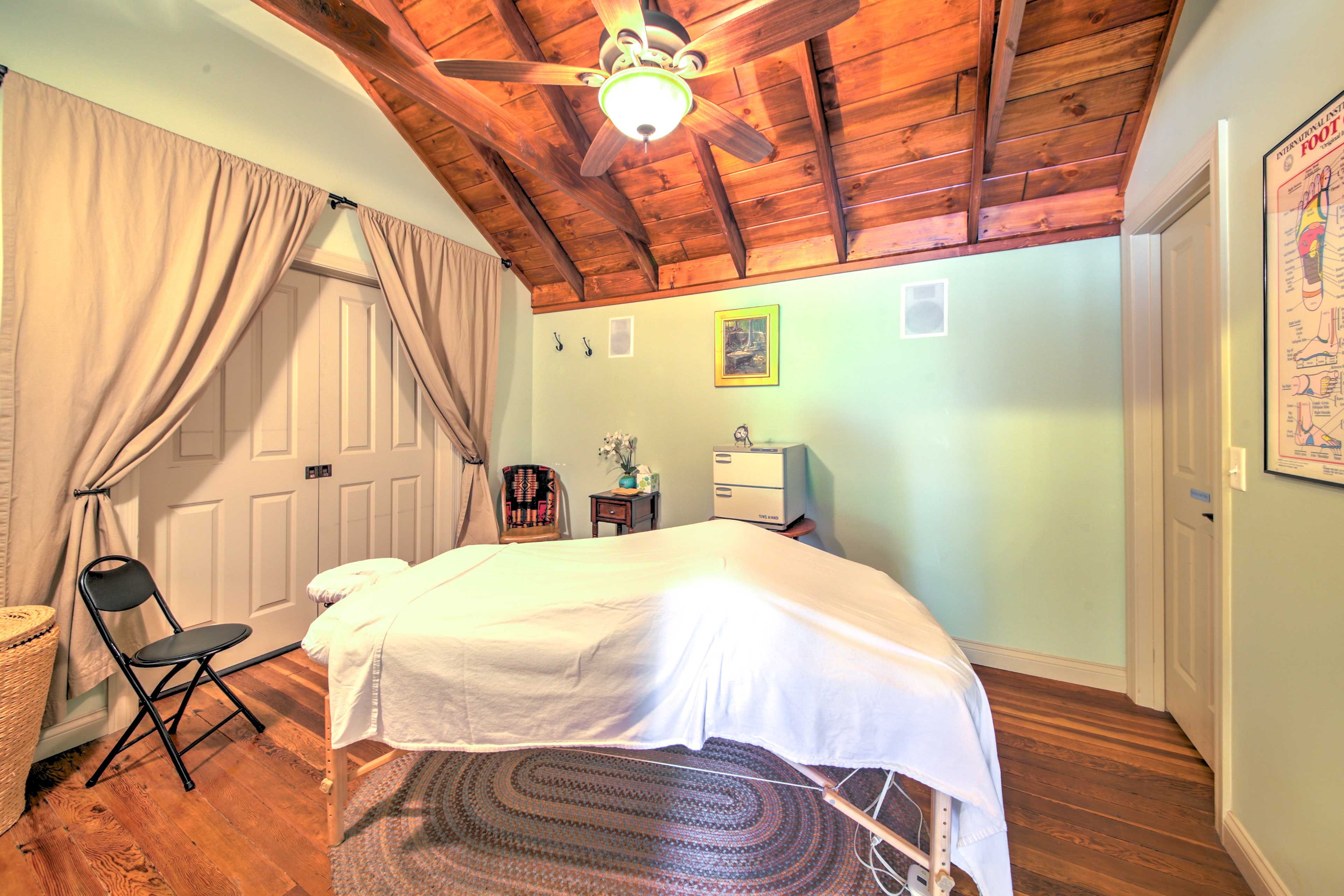 Halcyon Bed & Breakfast Spa Room (On-Site)