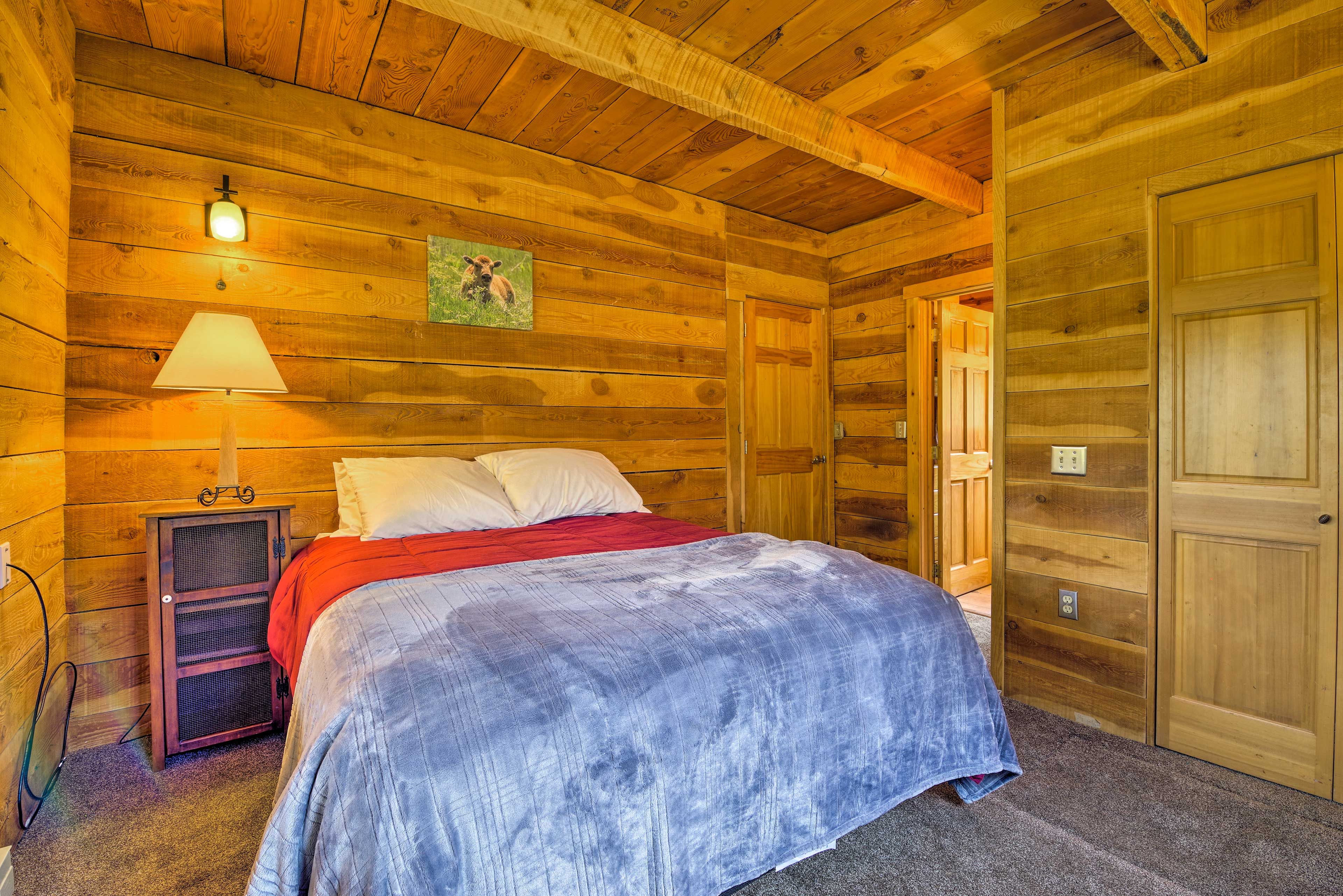 Bedroom 1 | Queen Bed