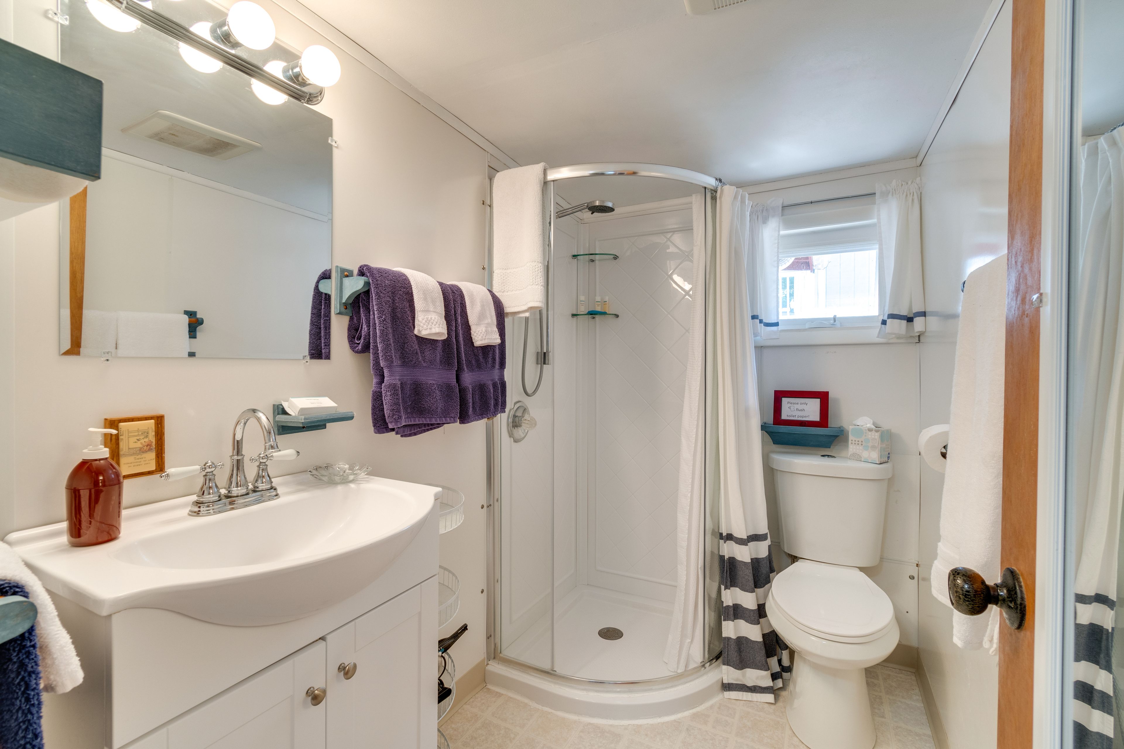 Full Bathroom | Towels & Linens Provided