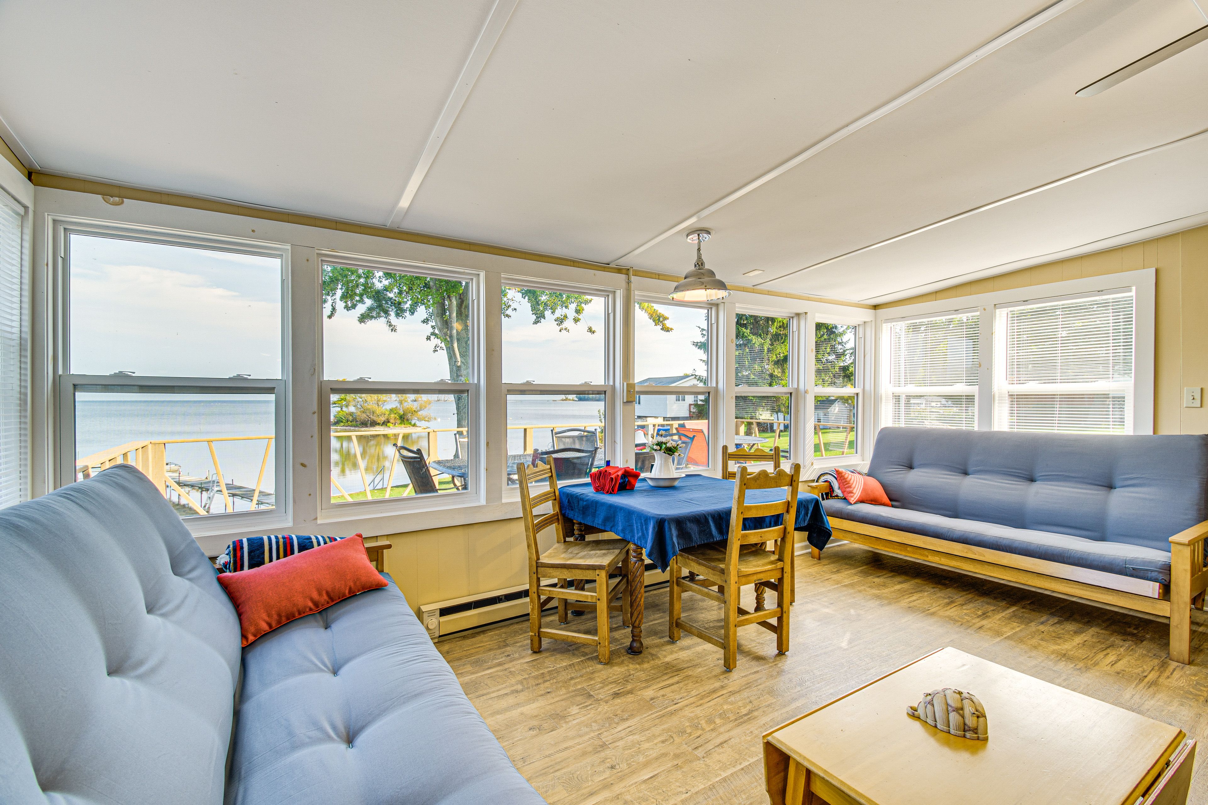 Sunroom | 3 Futons | Free WiFi | Dining Table