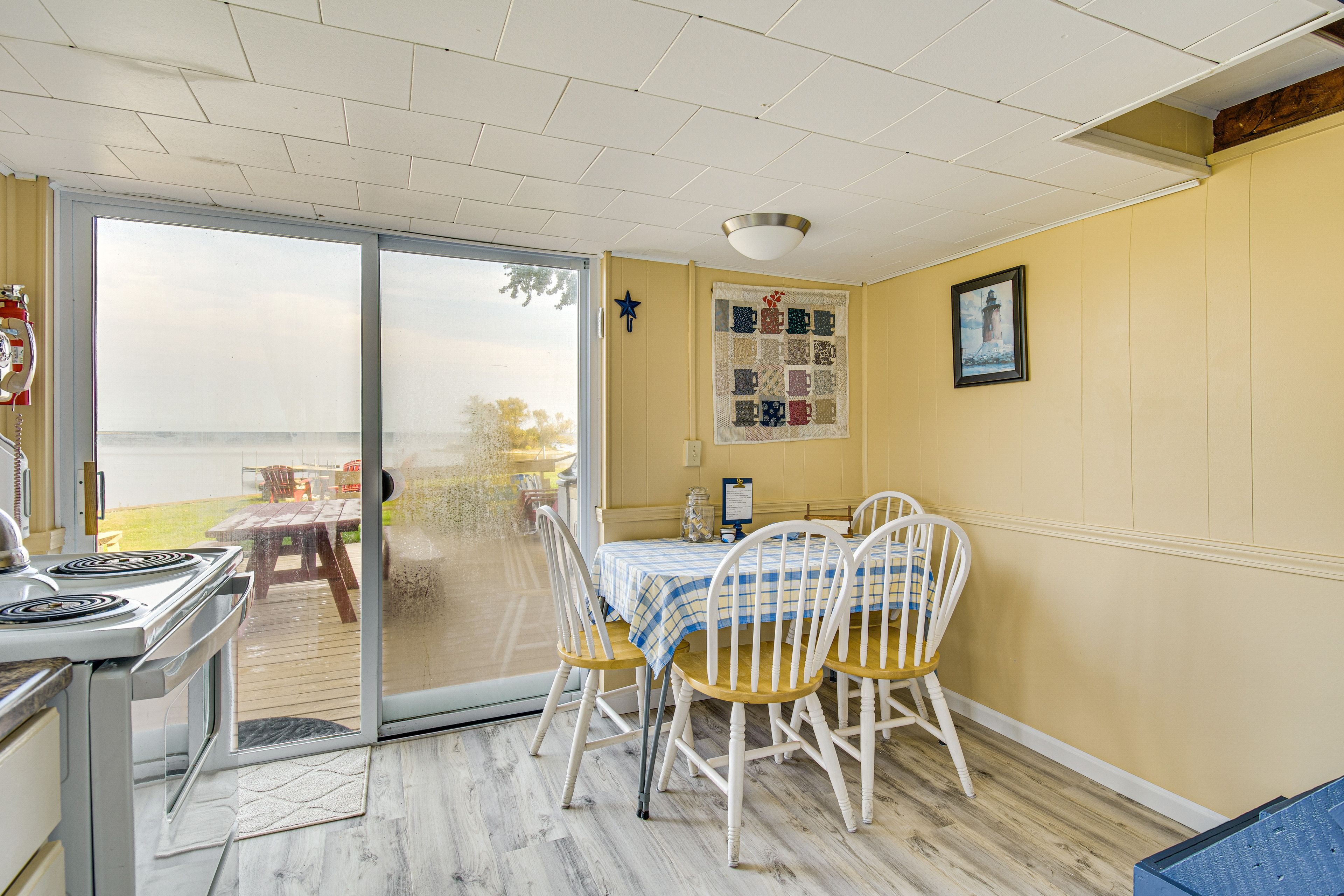 Dining Area | Dishes & Flatware Provided