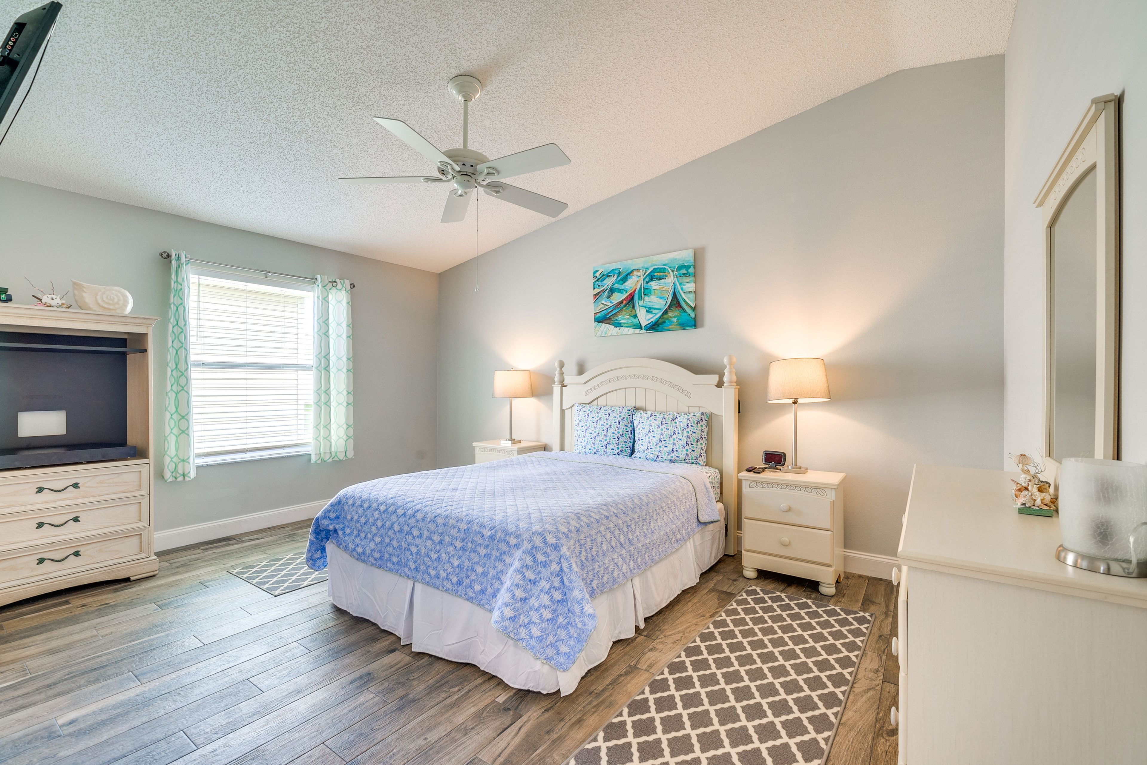 Bedroom 1 | Queen Bed | Linens Provided | En-Suite Bathroom