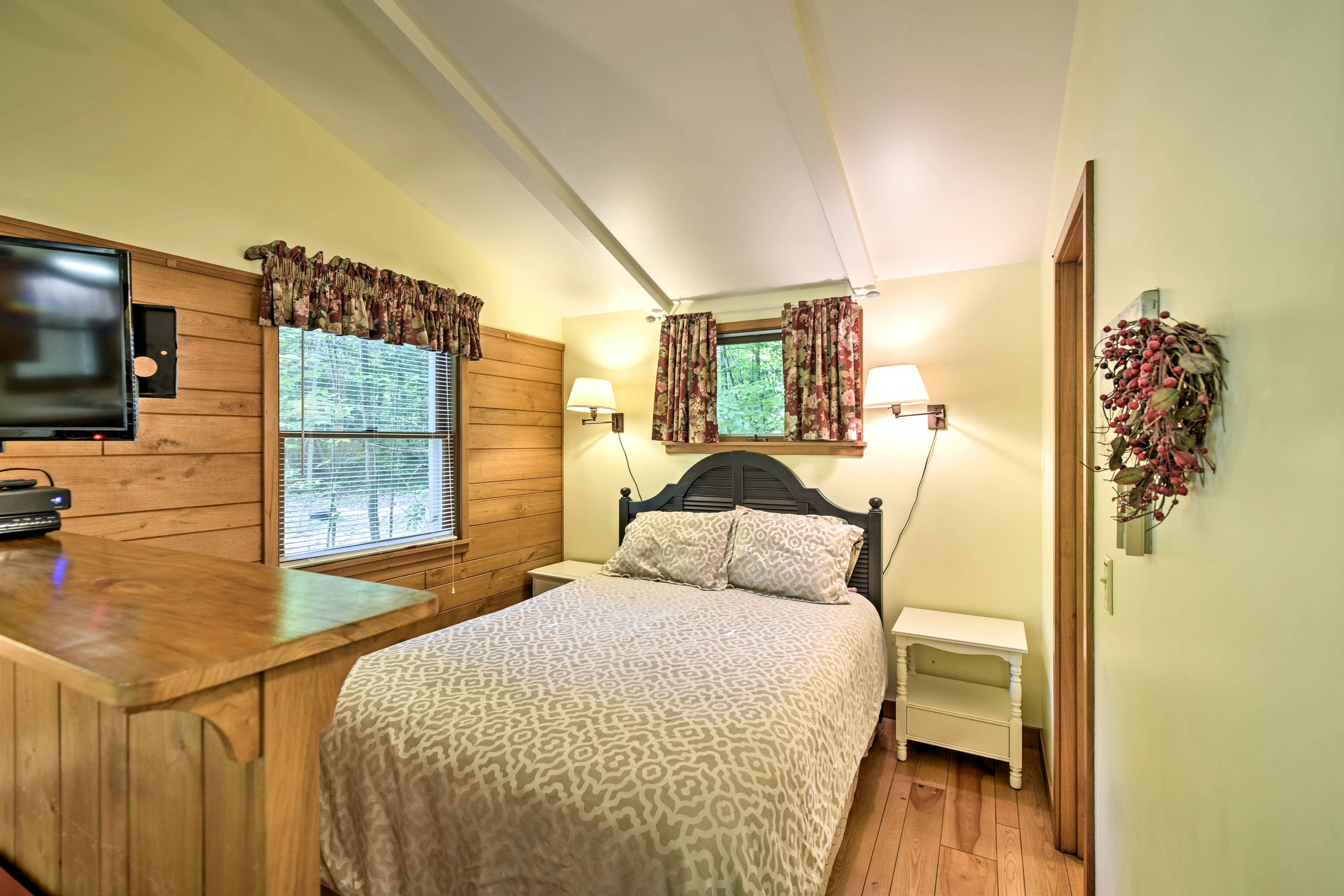 Sleeping Area | Queen Bed