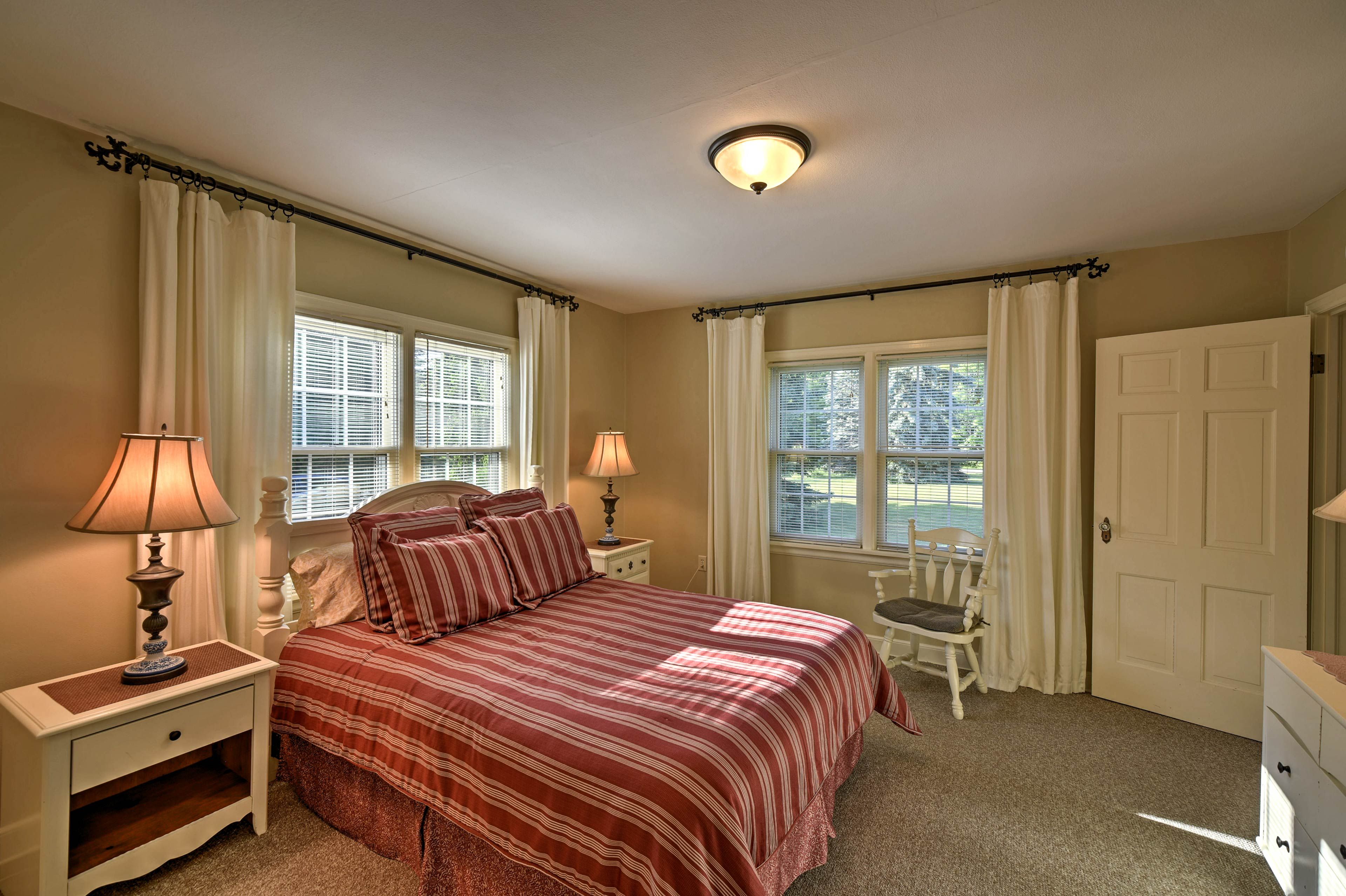 Bedroom 1 | Queen Bed