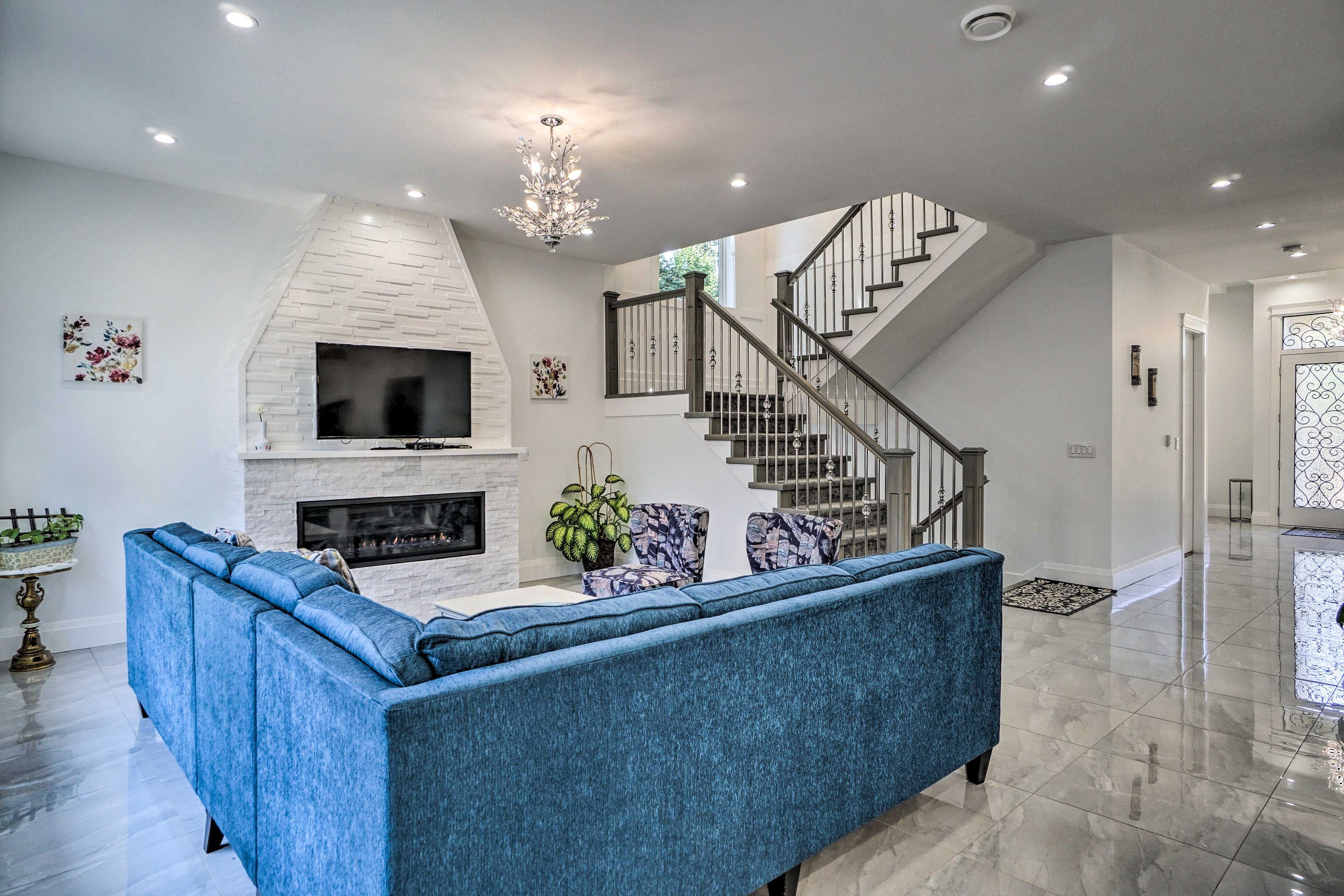 Living Room | Smart TV w/ Cable | Gas Fireplace
