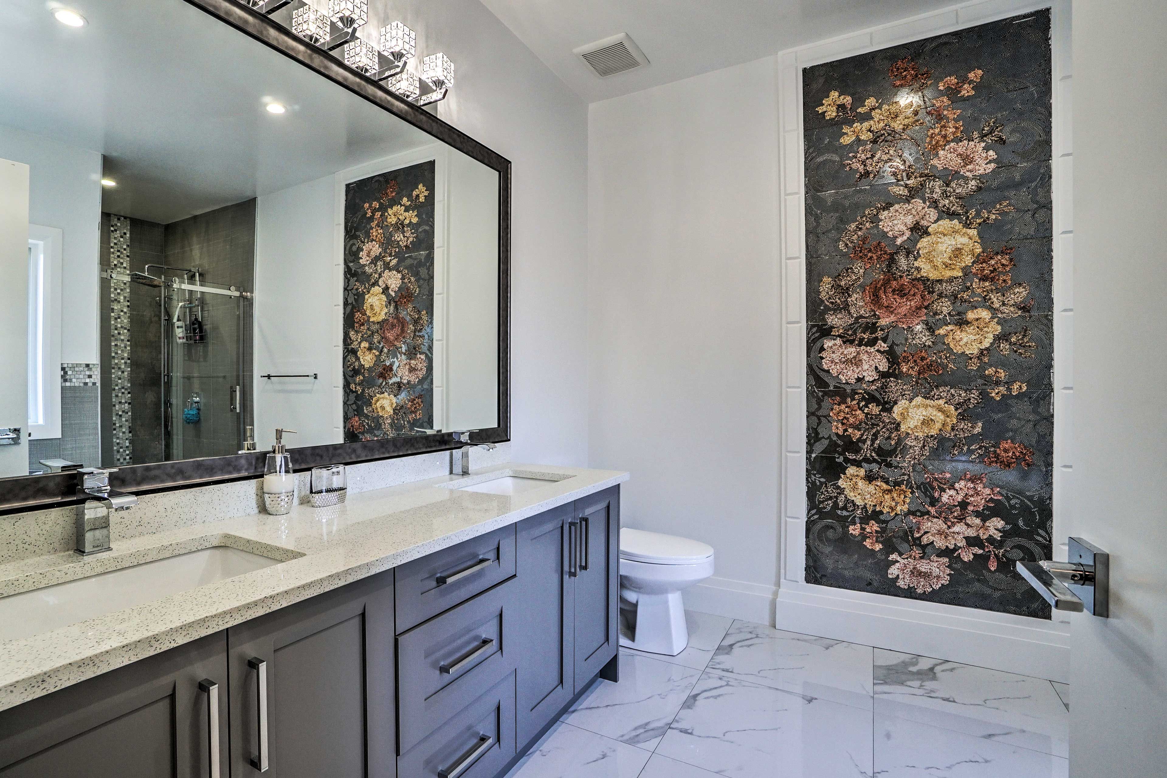 Full Bathroom | Separate Tub & Shower