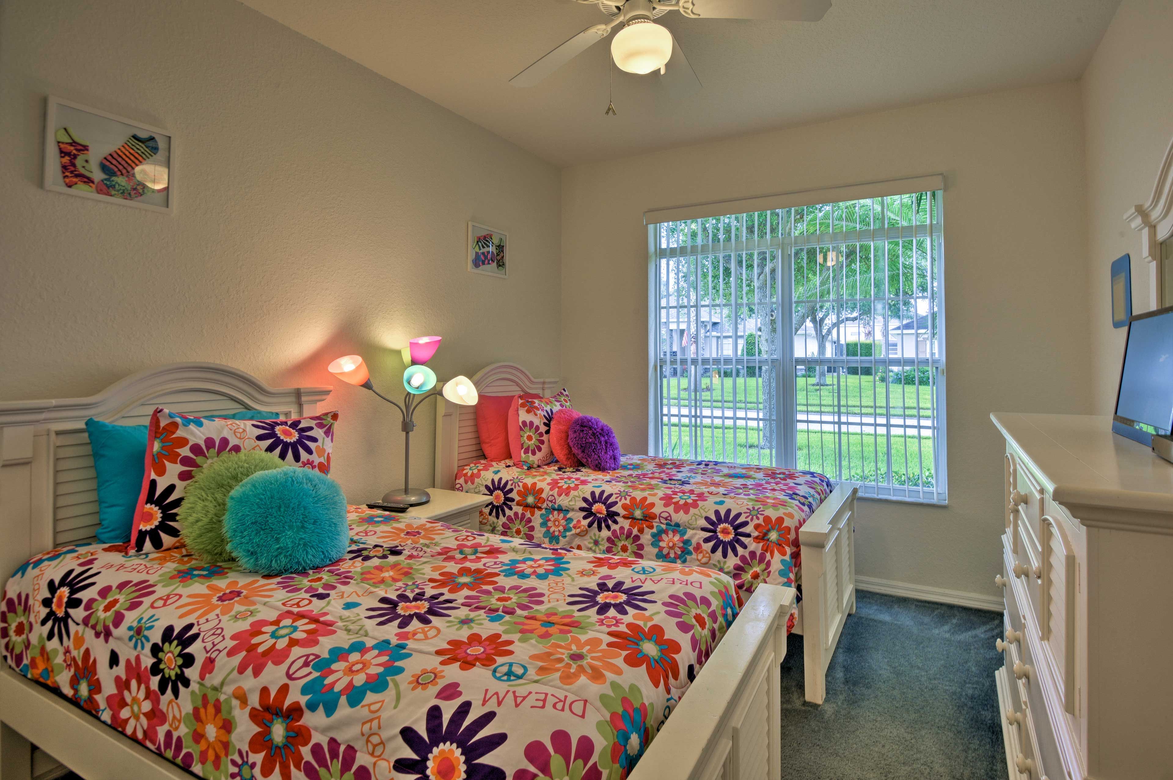Bedroom 3 | 2 Twin Beds | Flat-Screen Cable TV
