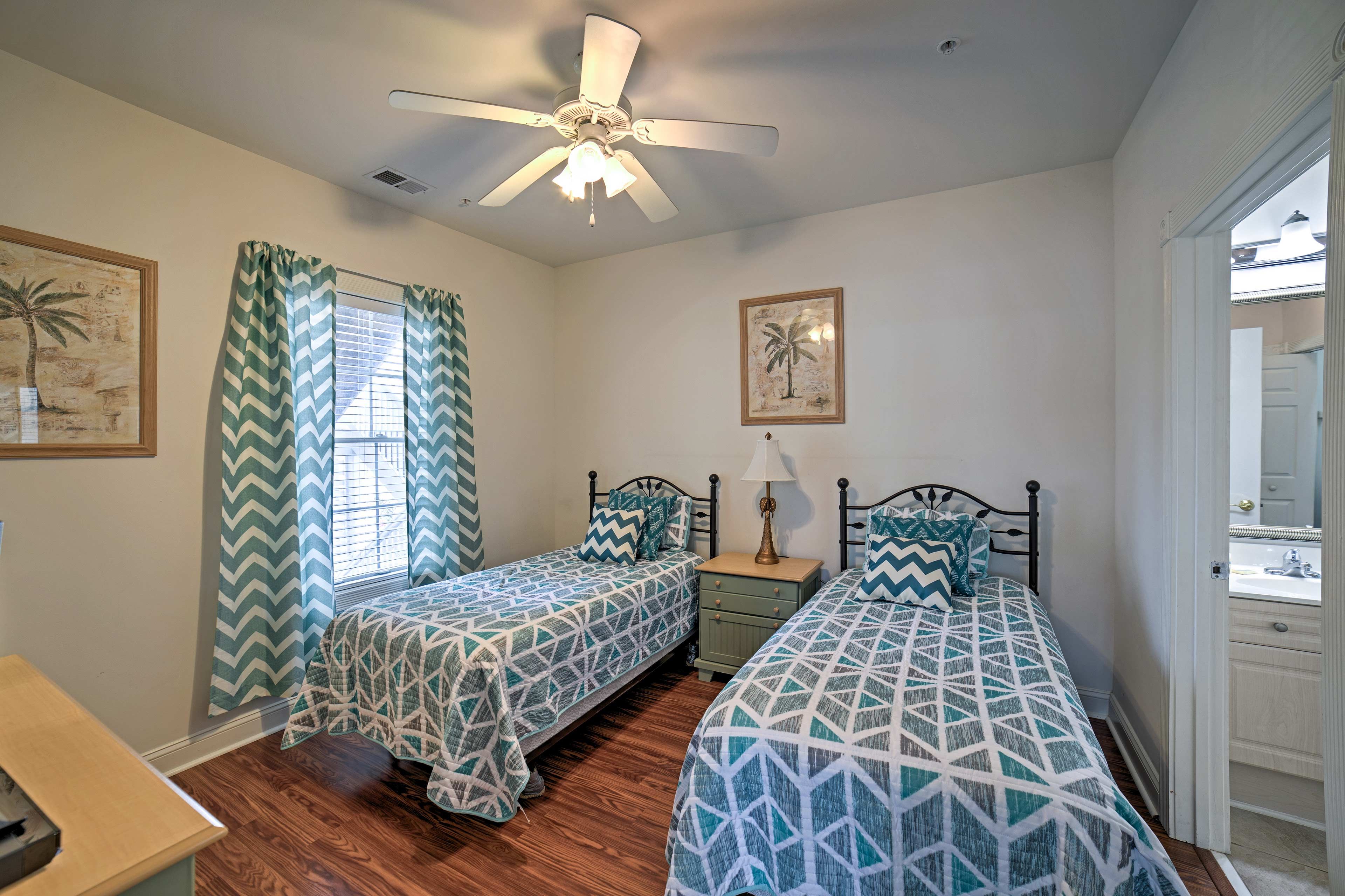 Your little ones are sure to sleep soundly in these 2 twin beds!