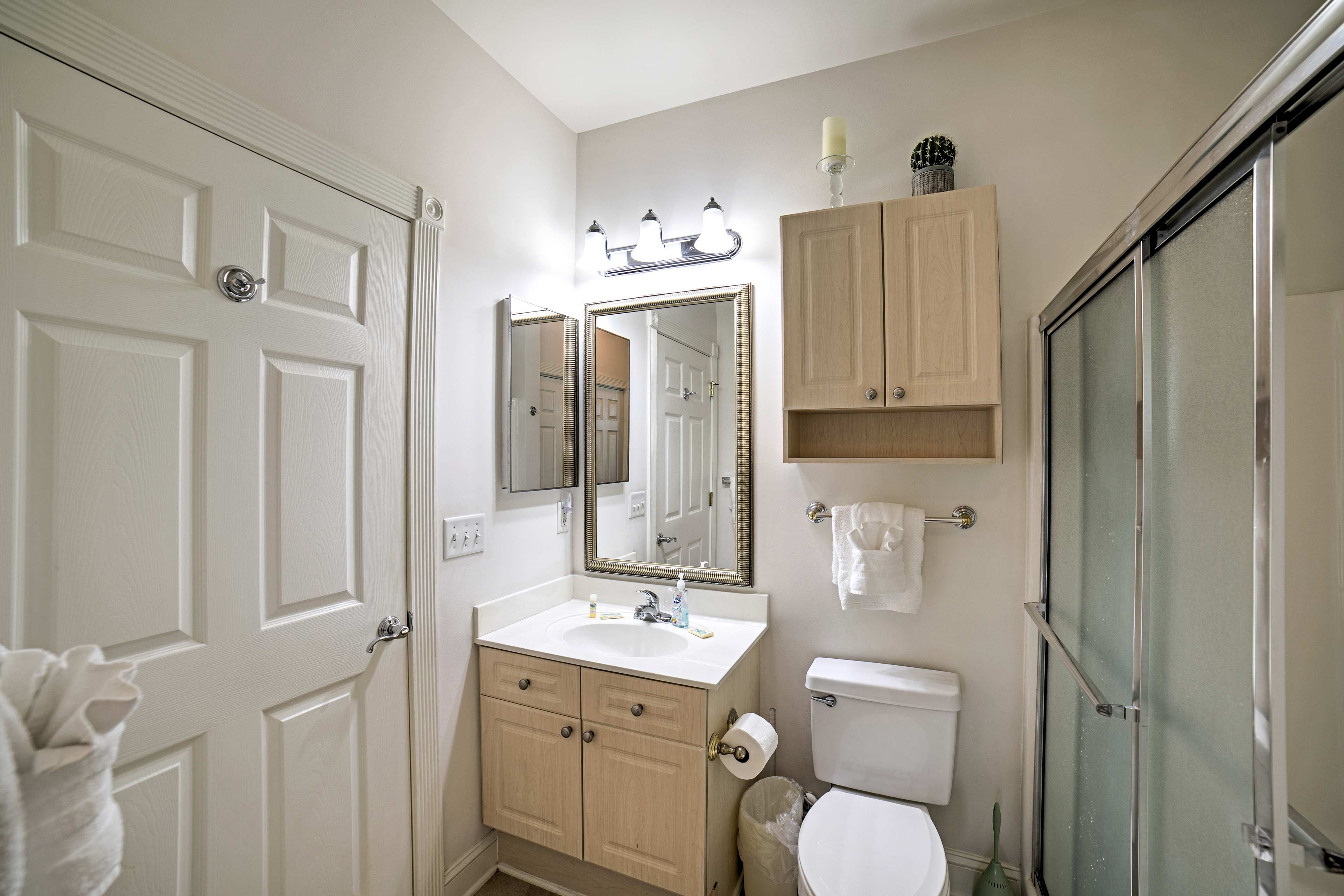 Everyone can freshen up in the second full bathroom throughout the day.