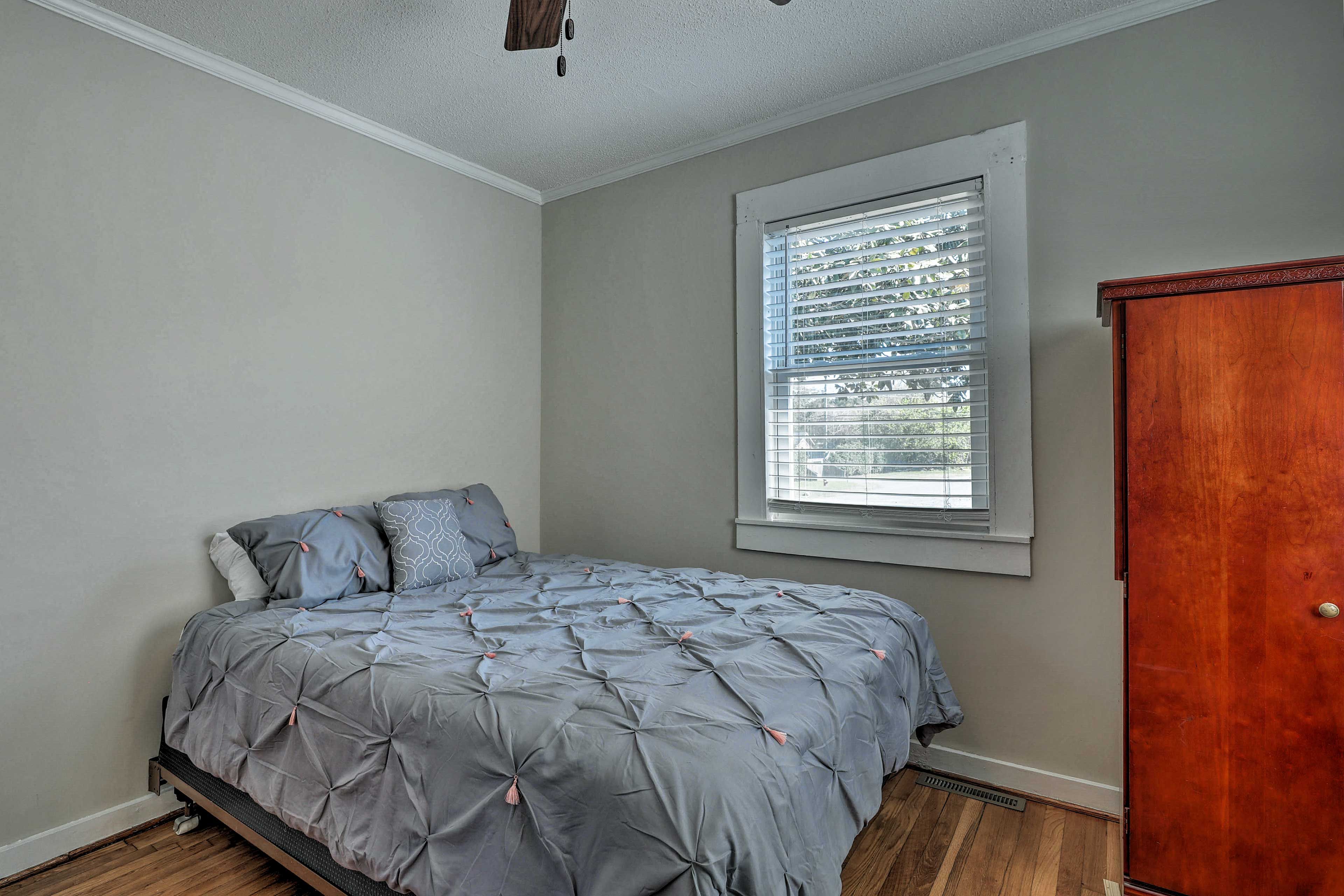 Bedroom 1 | Queen Bed