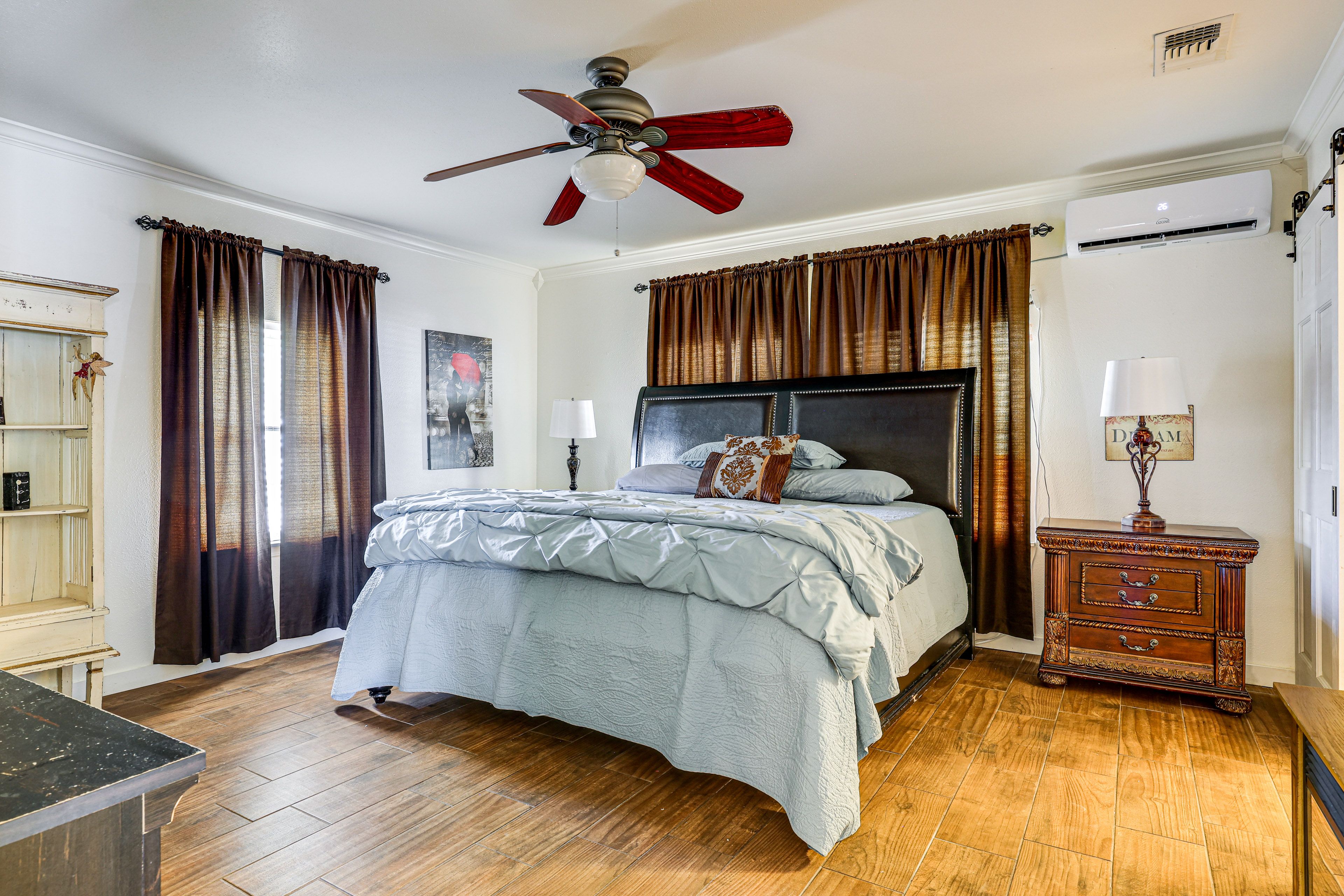 Bedroom 1 | King Bed
