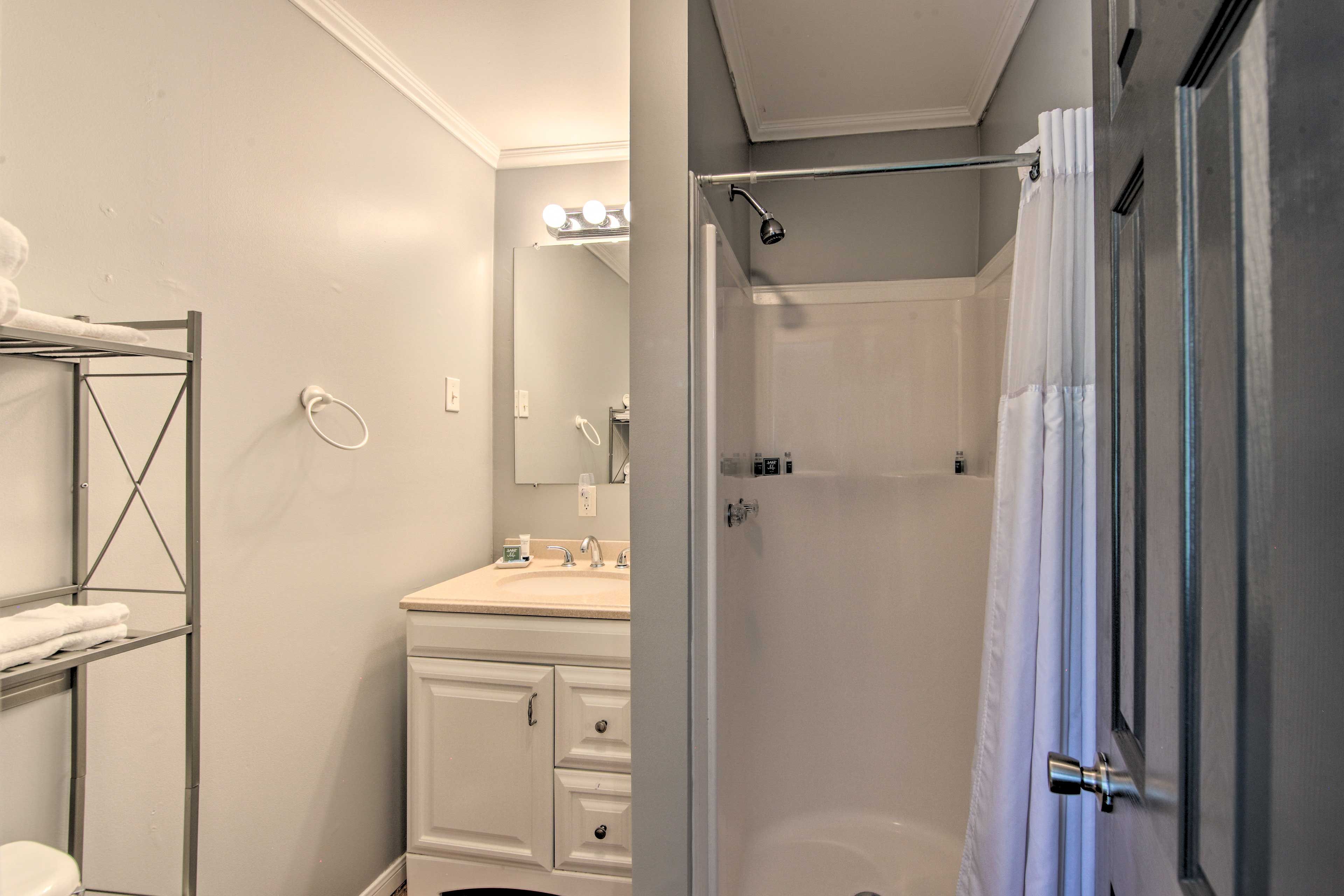 Full Bathroom | Linens & Towels | Complimentary Toiletries