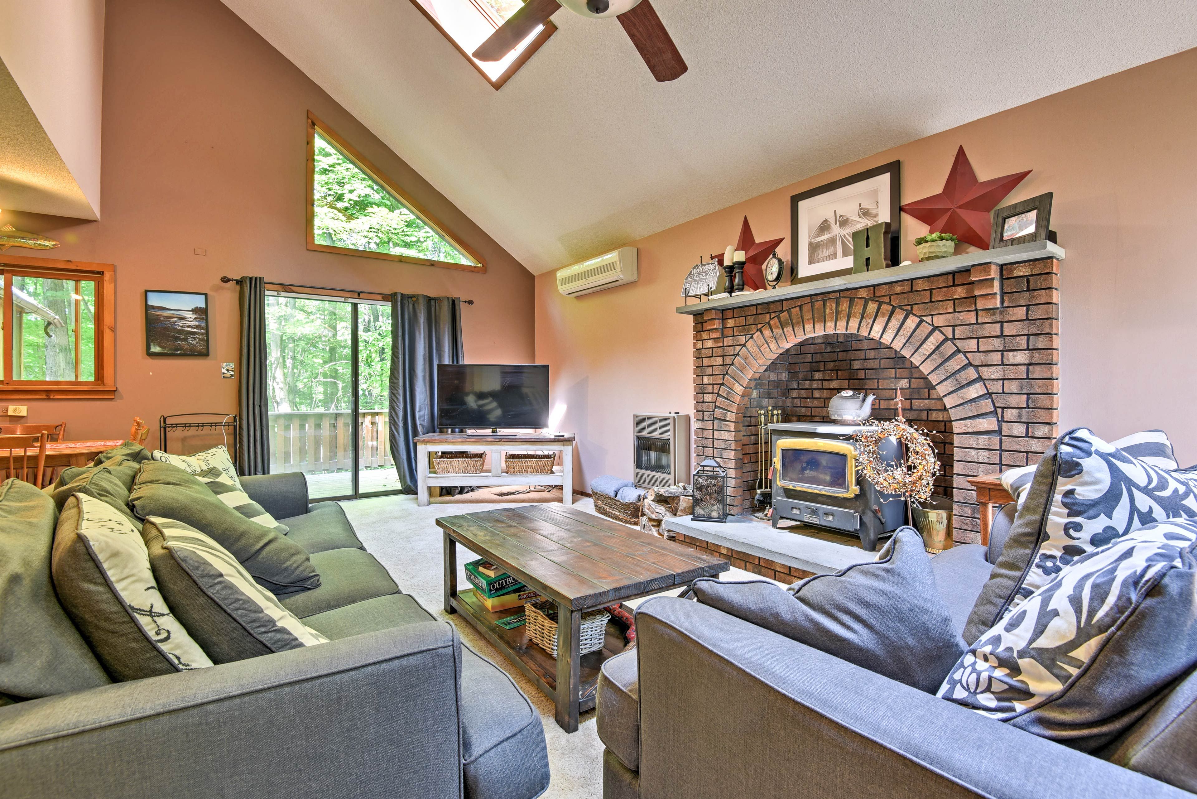 This home features 1,400 square feet of living space.