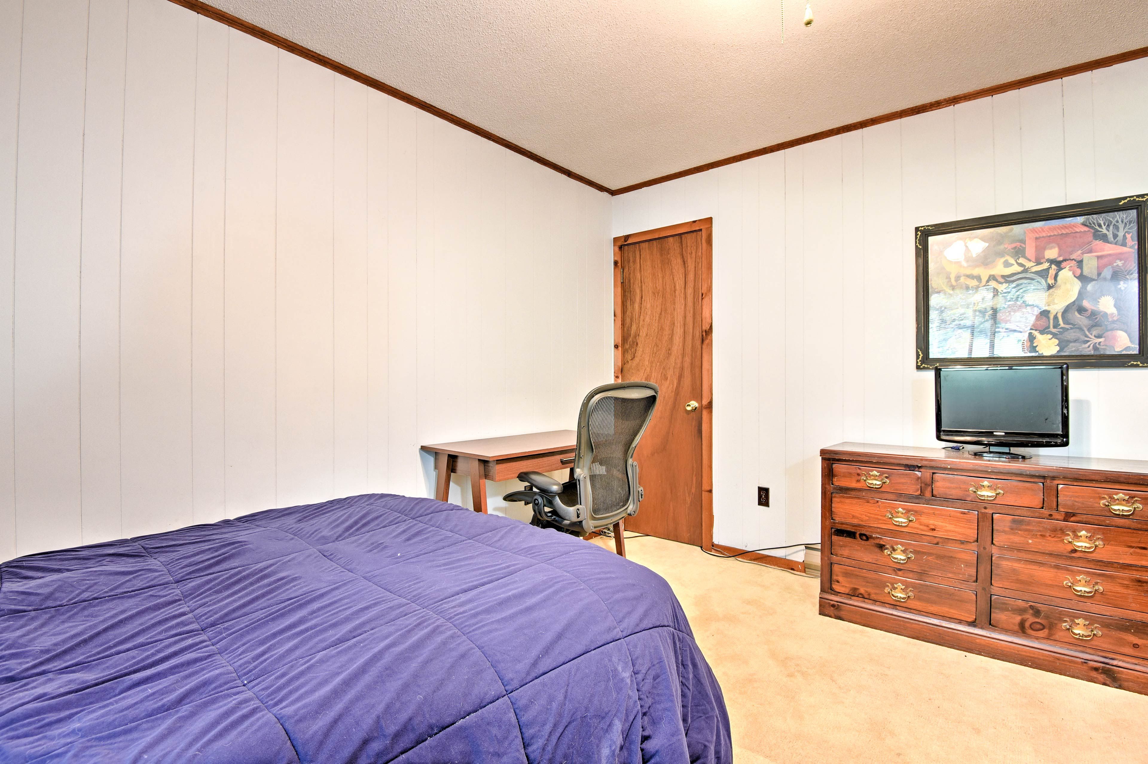 One queen bed sits next to 1 twin bed.