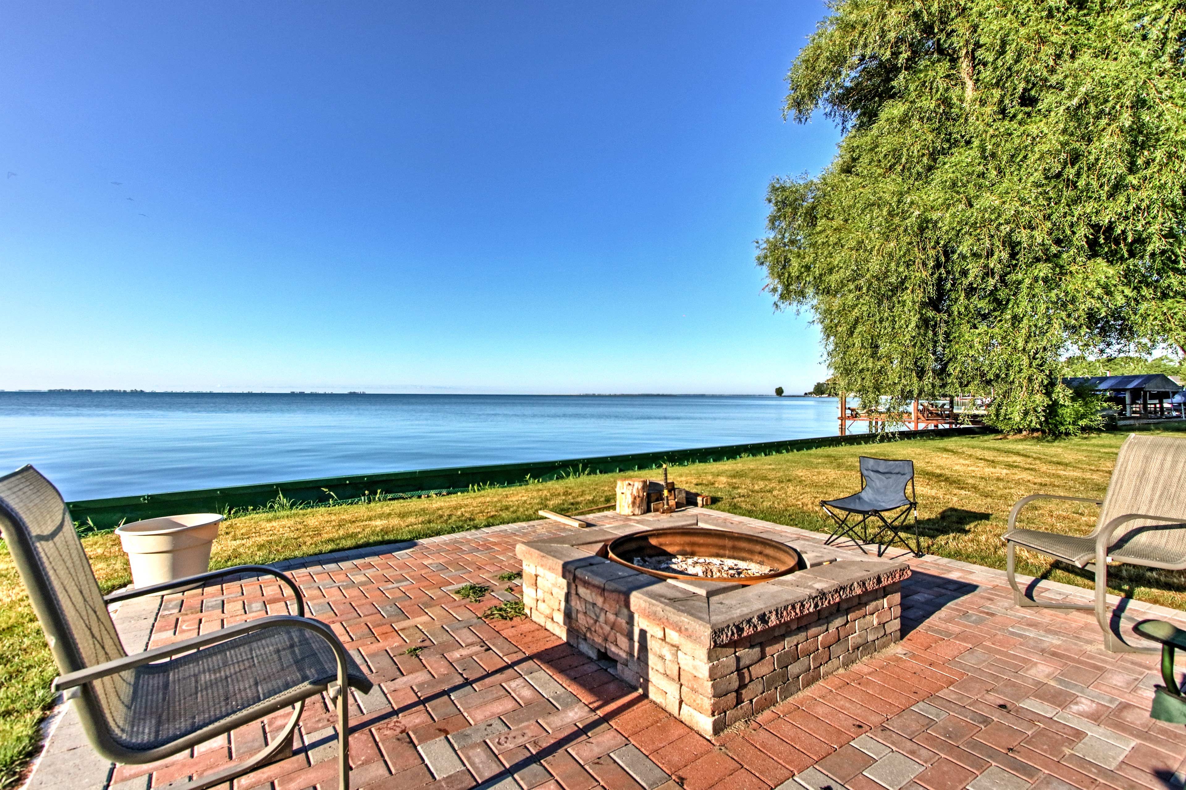 Experience easy living at this cozy lakefront cottage!