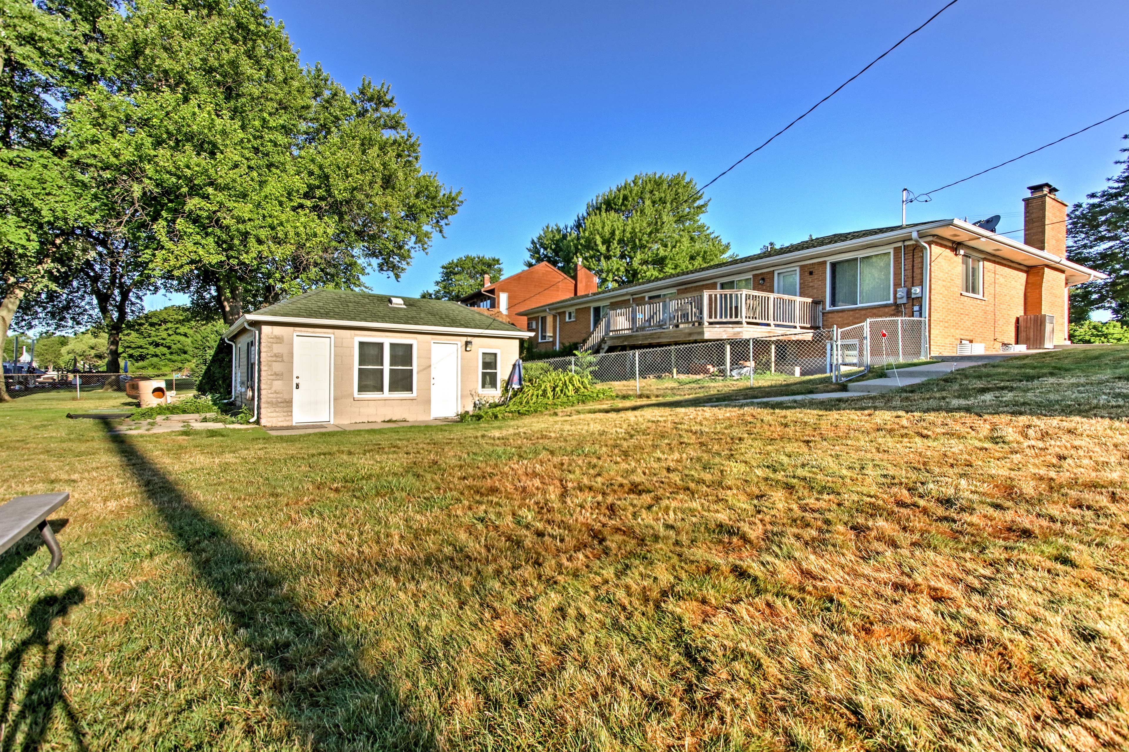 Make good use of the enormous yard with a game for the the whole family!